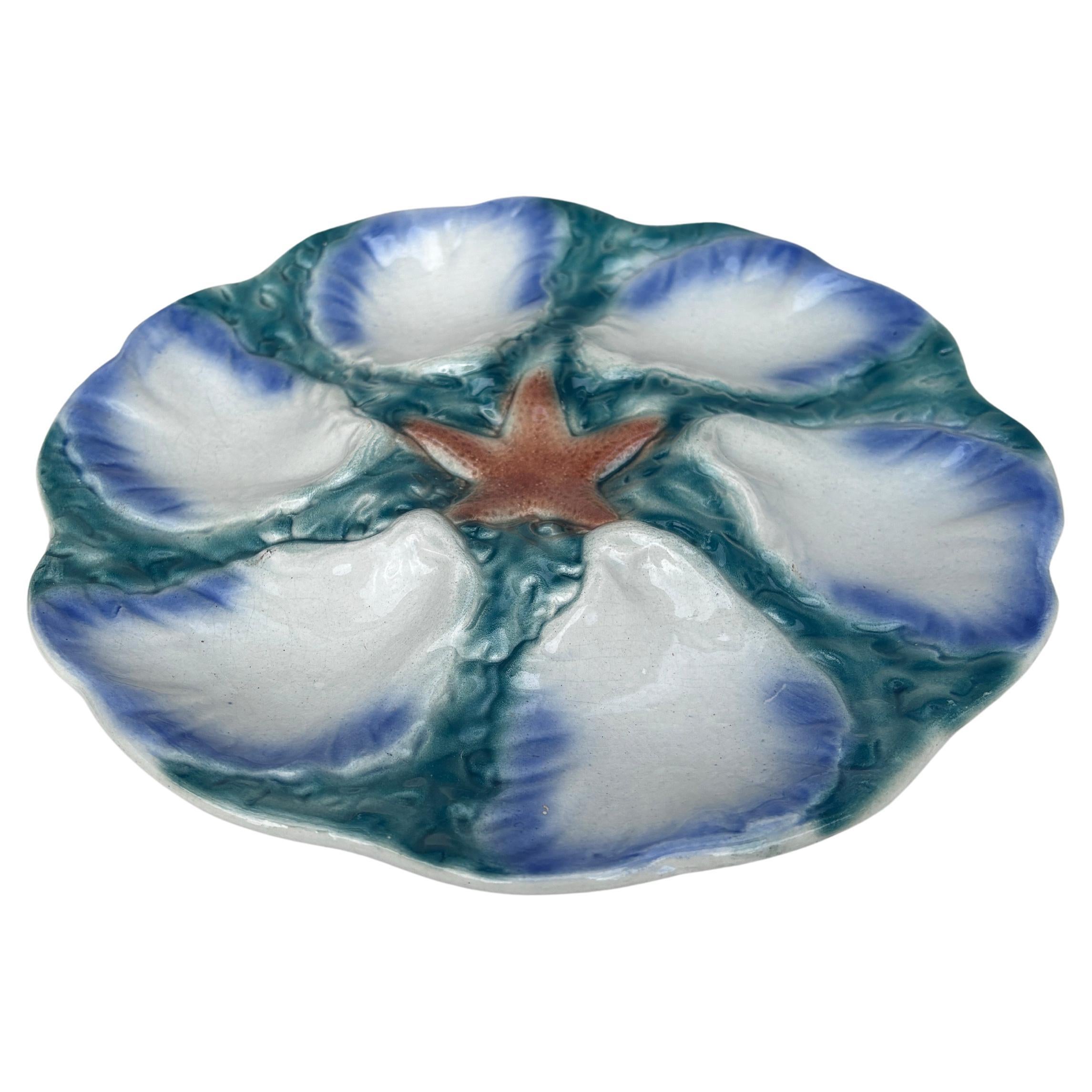 Provincial français Assiette Digoin en majolique à huîtres et étoiles de mer, vers 1900 en vente