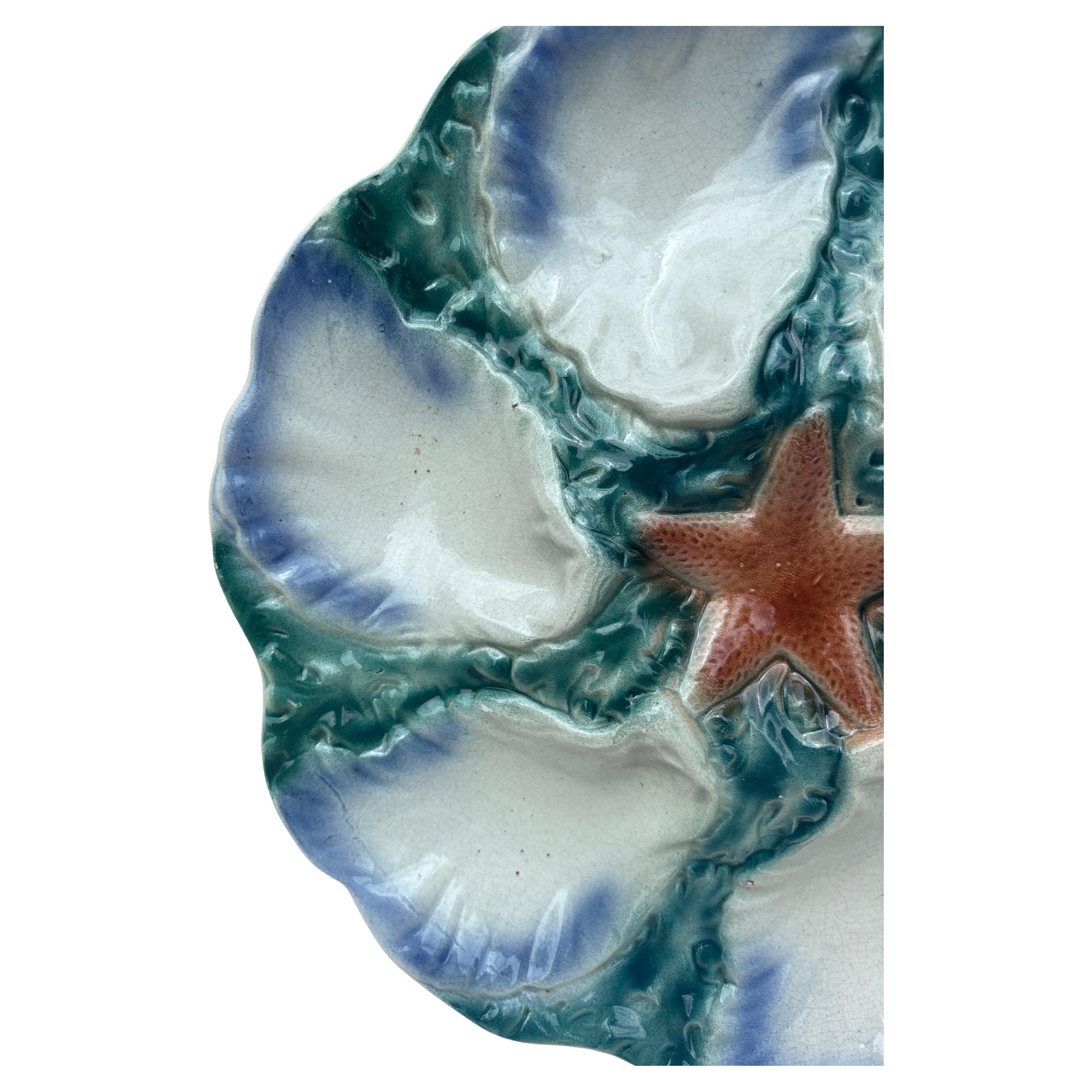 Français Assiette Digoin en majolique à huîtres et étoiles de mer, vers 1900 en vente