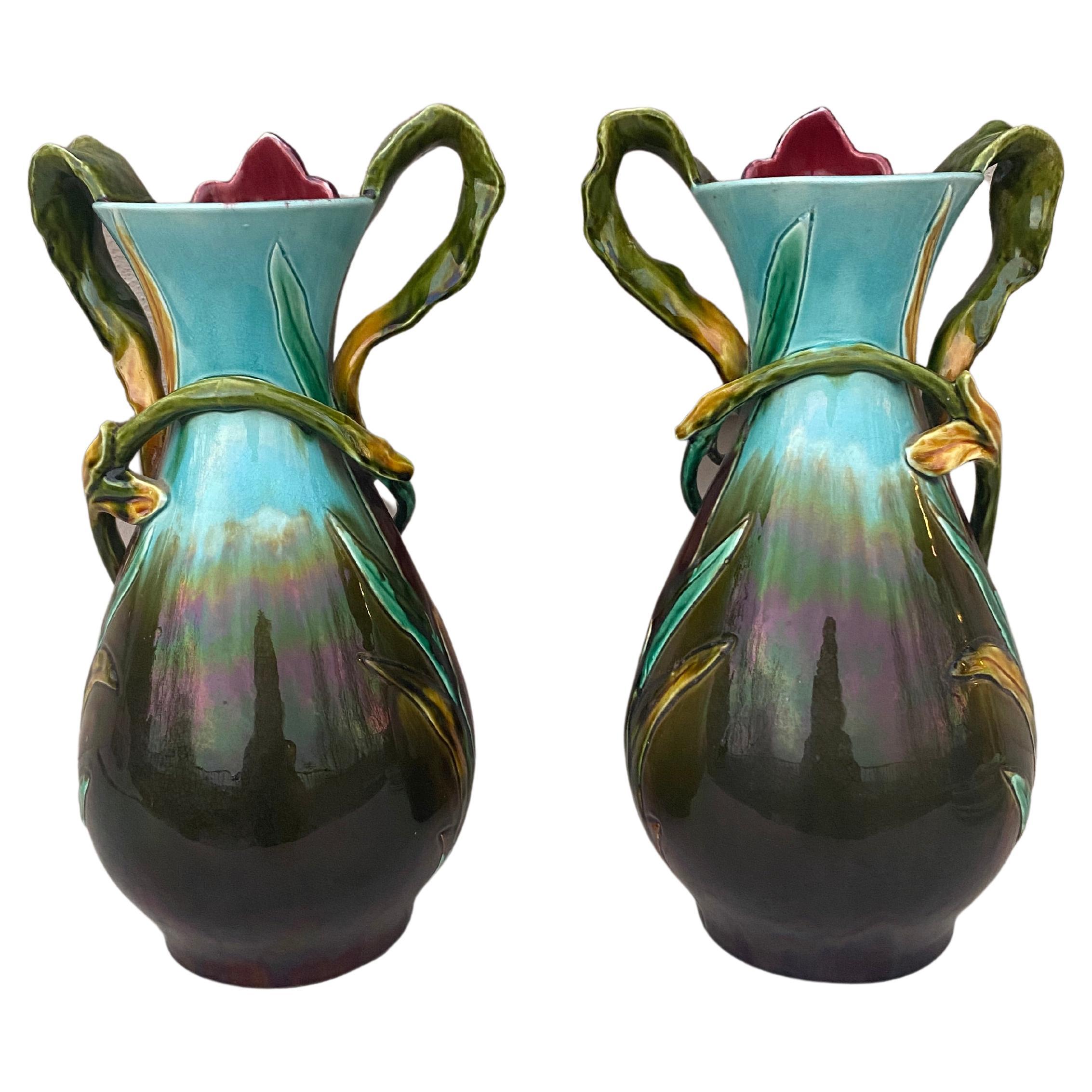 Grande paire de vases à iris en majolique française Orchies, vers 1890.
Hauteur / 13.5 pouces.