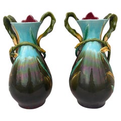 Pareja de jarrones Orchies de mayólica francesa, hacia 1890