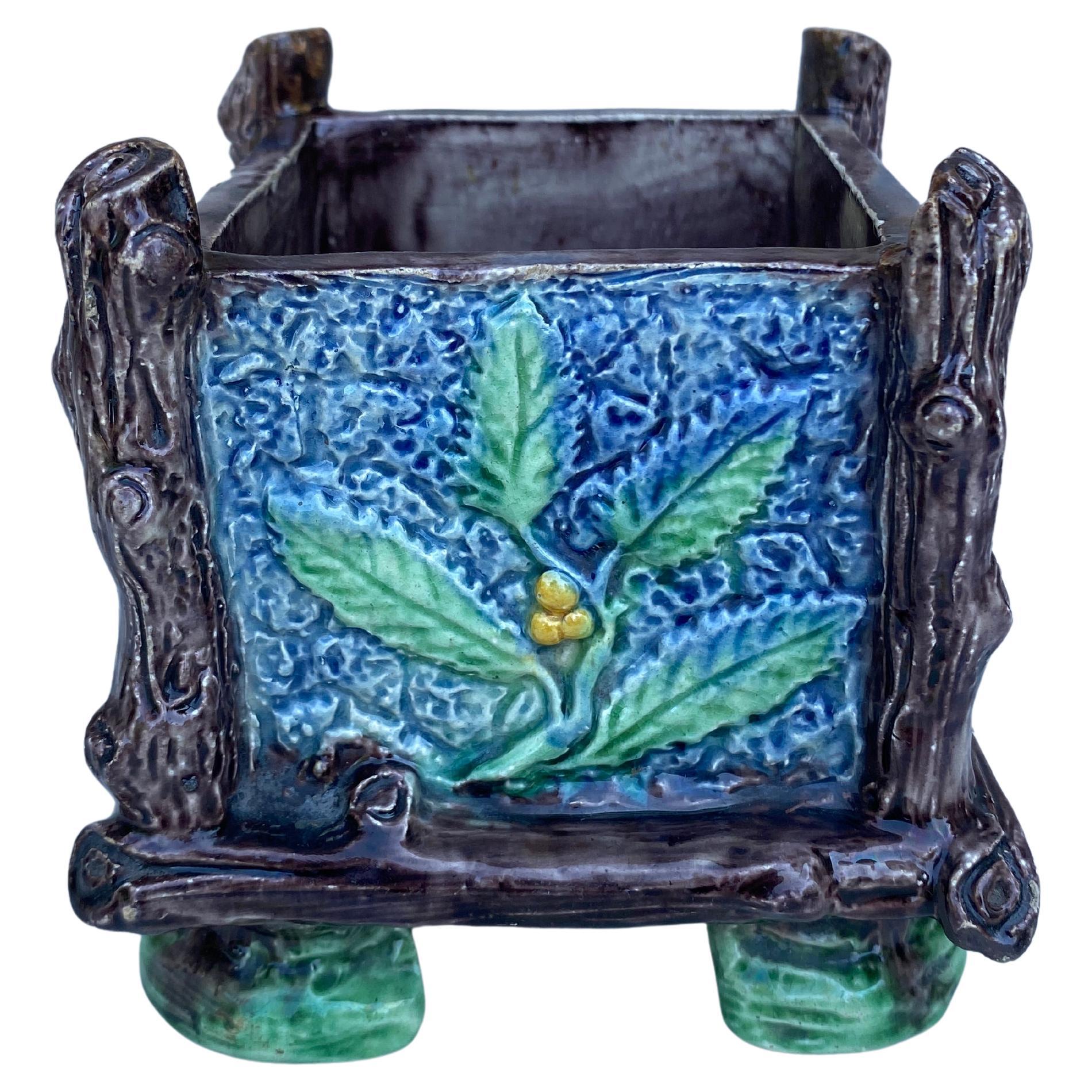 Pentola in maiolica francese Palissy Cache Thomas Sergent.
Foglie differenziate su ogni lato.
H / 4,2 pollici, 4 per 4 pollici.