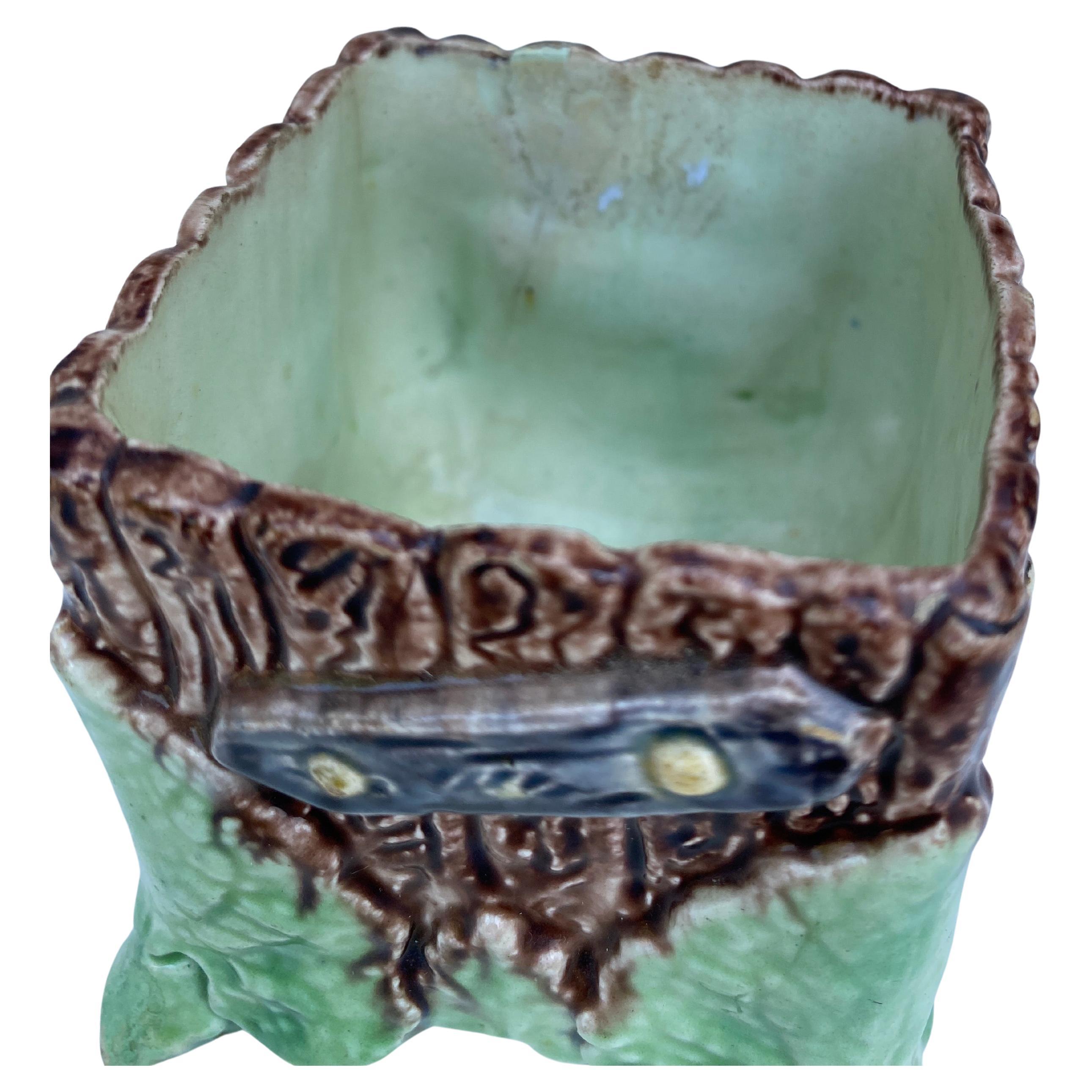 Pentola in maiolica francese Palissy Cache Thomas Sergent, circa 1880.
H / 3 pollici, 3 per 3 pollici.