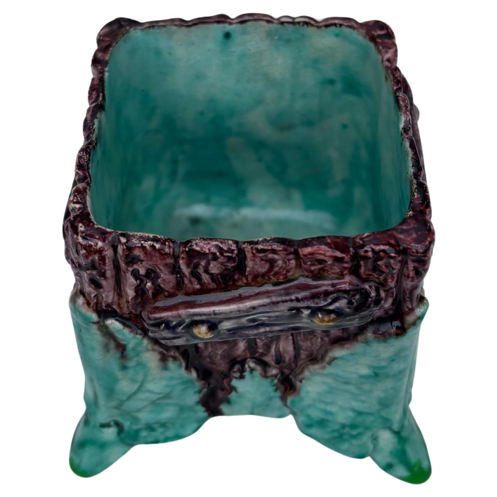 Pentola in maiolica francese Palissy Cache Thomas Sergent, circa 1880.
H / 3 pollici, 3 per 3 pollici.