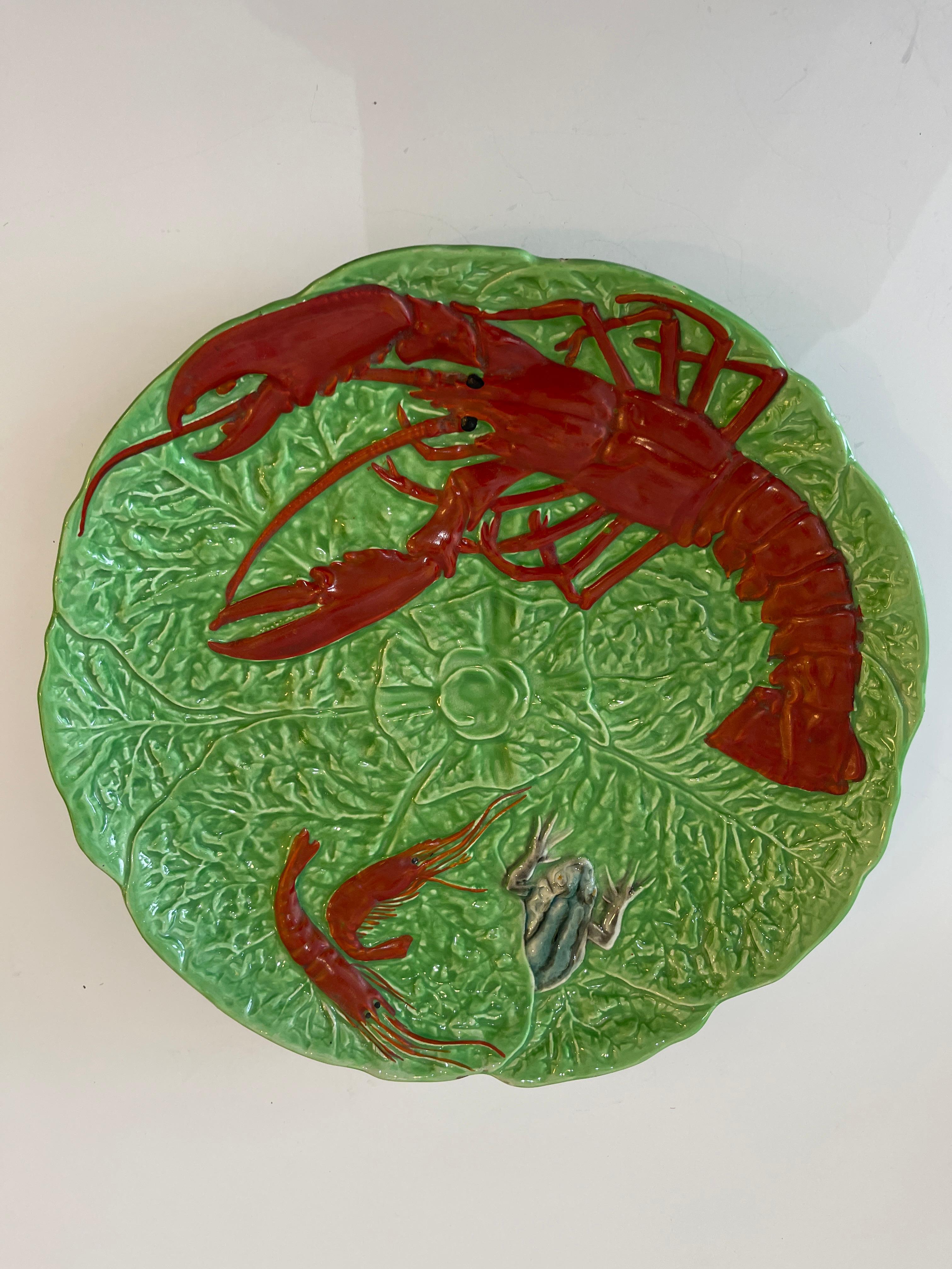 Appena arrivato, questo grande caricatore francese in maiolica Palissy di HB Choisy-le-Roi, C.C. 1930
Questo caricatore raffigura una grande aragosta rossa su un letto di lattuga con un paio di gamberi rossi e una rana.
Questo noto  La manifattura