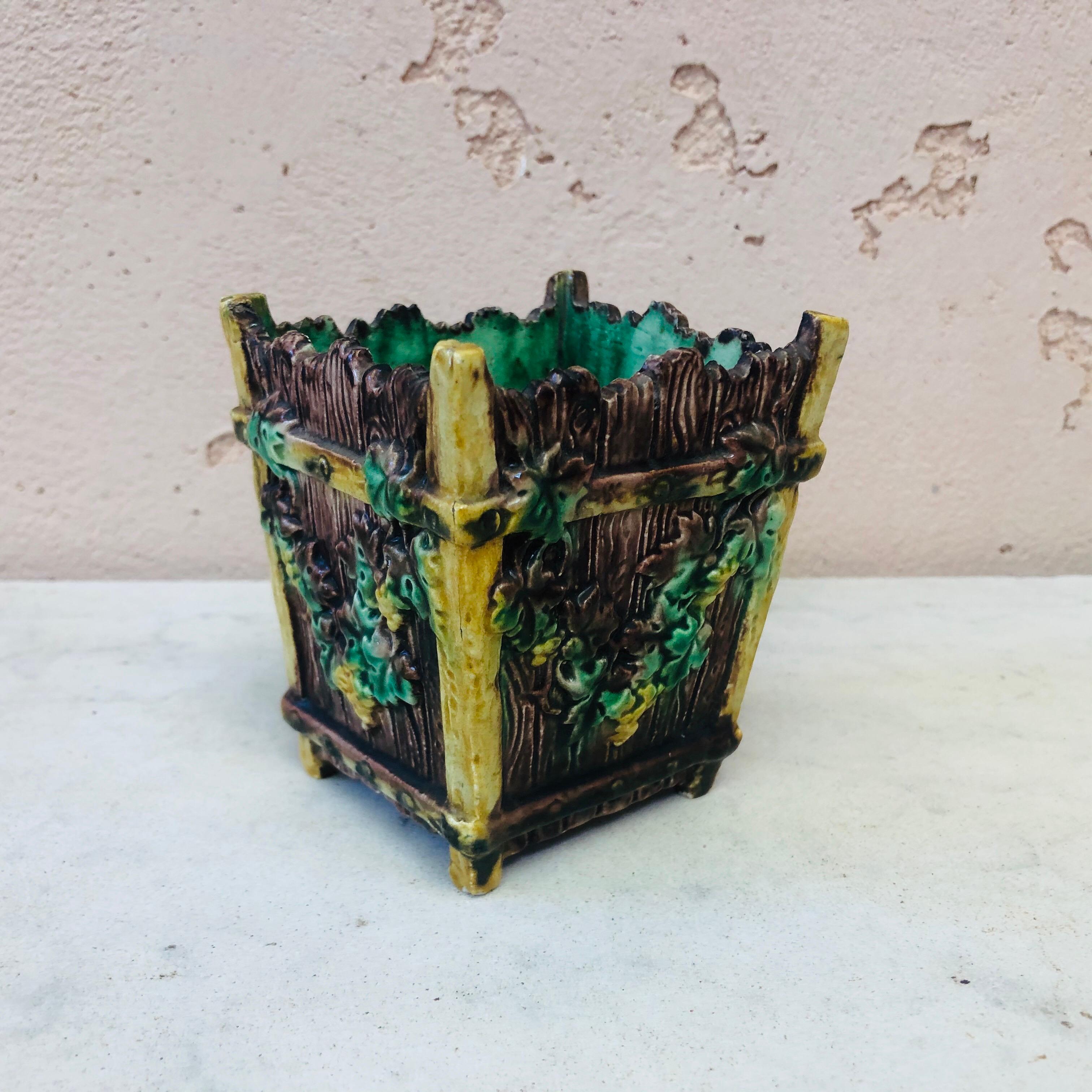 Piccola jardinière francese in maiolica di Palissy con uva Thomas Sergent, circa 1880.
A forma di scatola di Wood.