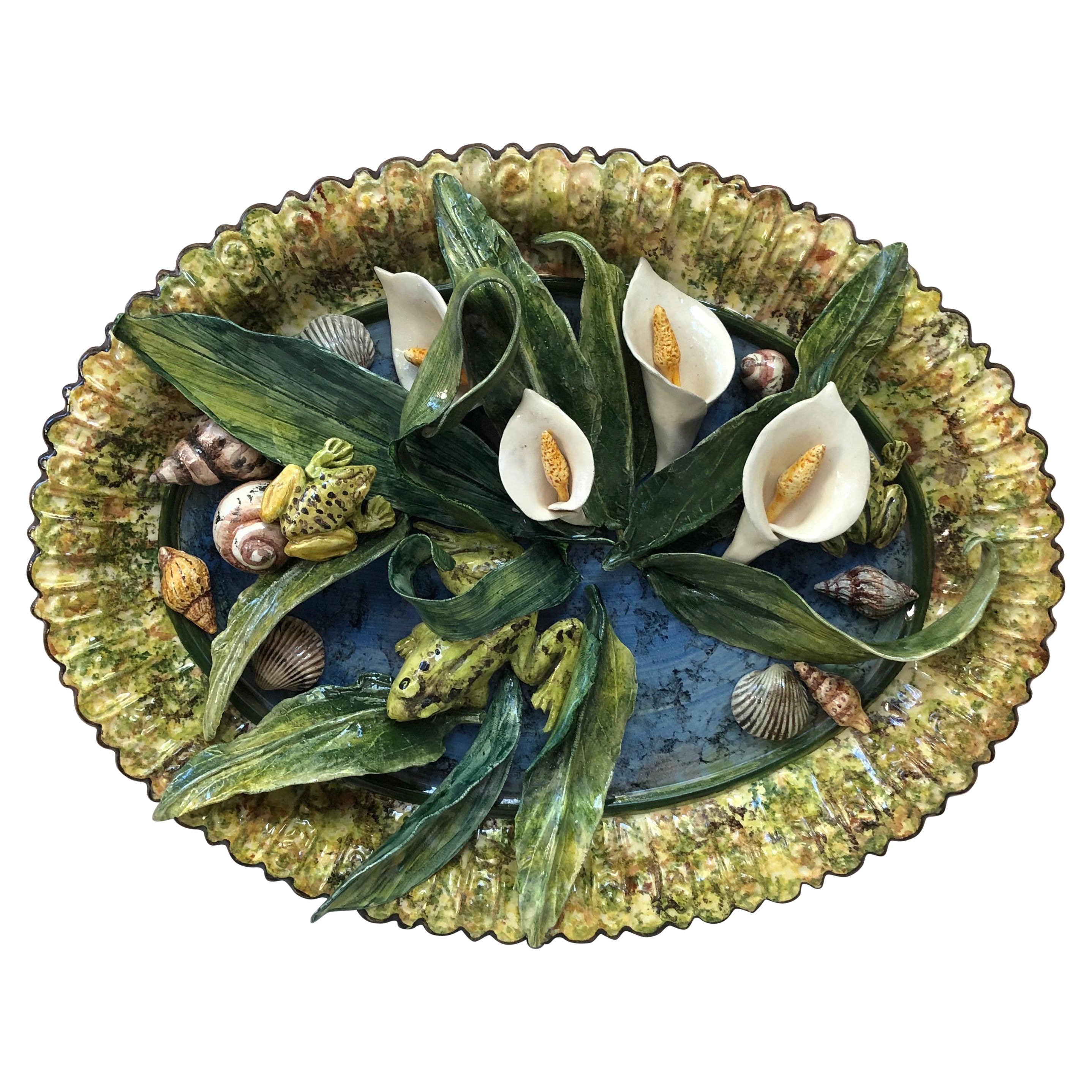 Plat à Palissy en majolique française Arums, grenouilles, coquillages signé Christine Viennet en vente