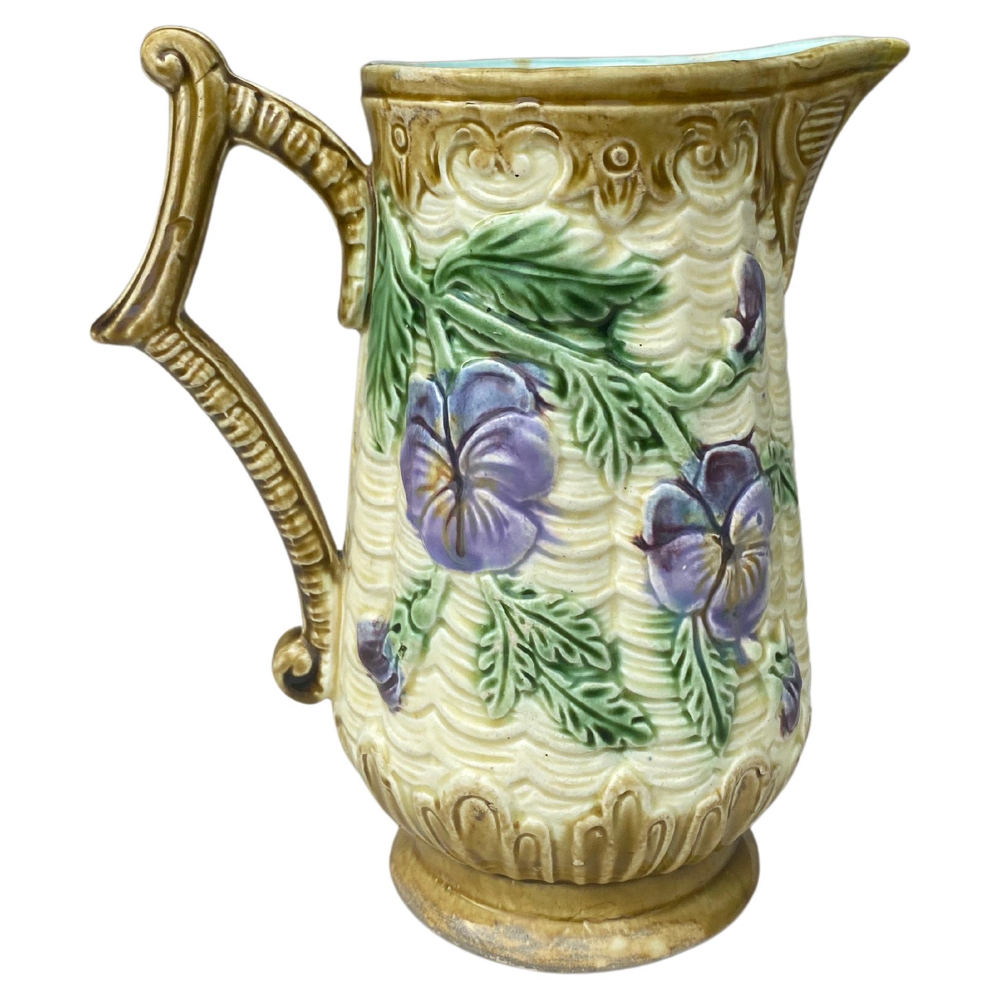 Französische Majolika-Pansies-Krug mit Orchien, um 1890