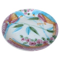 Piatto in maiolica francese con pappagalli e bambù, Salins, circa 1890