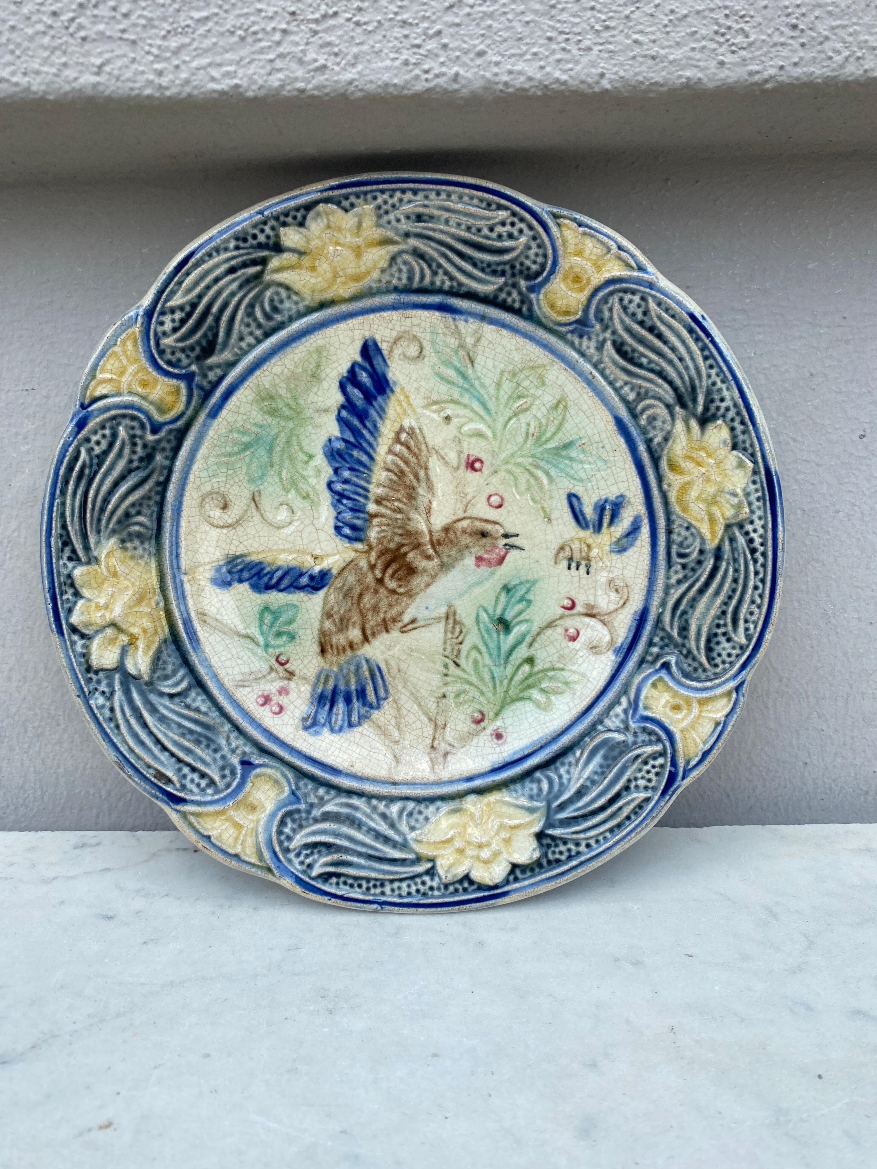 French Majolica Parakeets Plate Salins, circa 1890 In Good Condition In Austin, TX