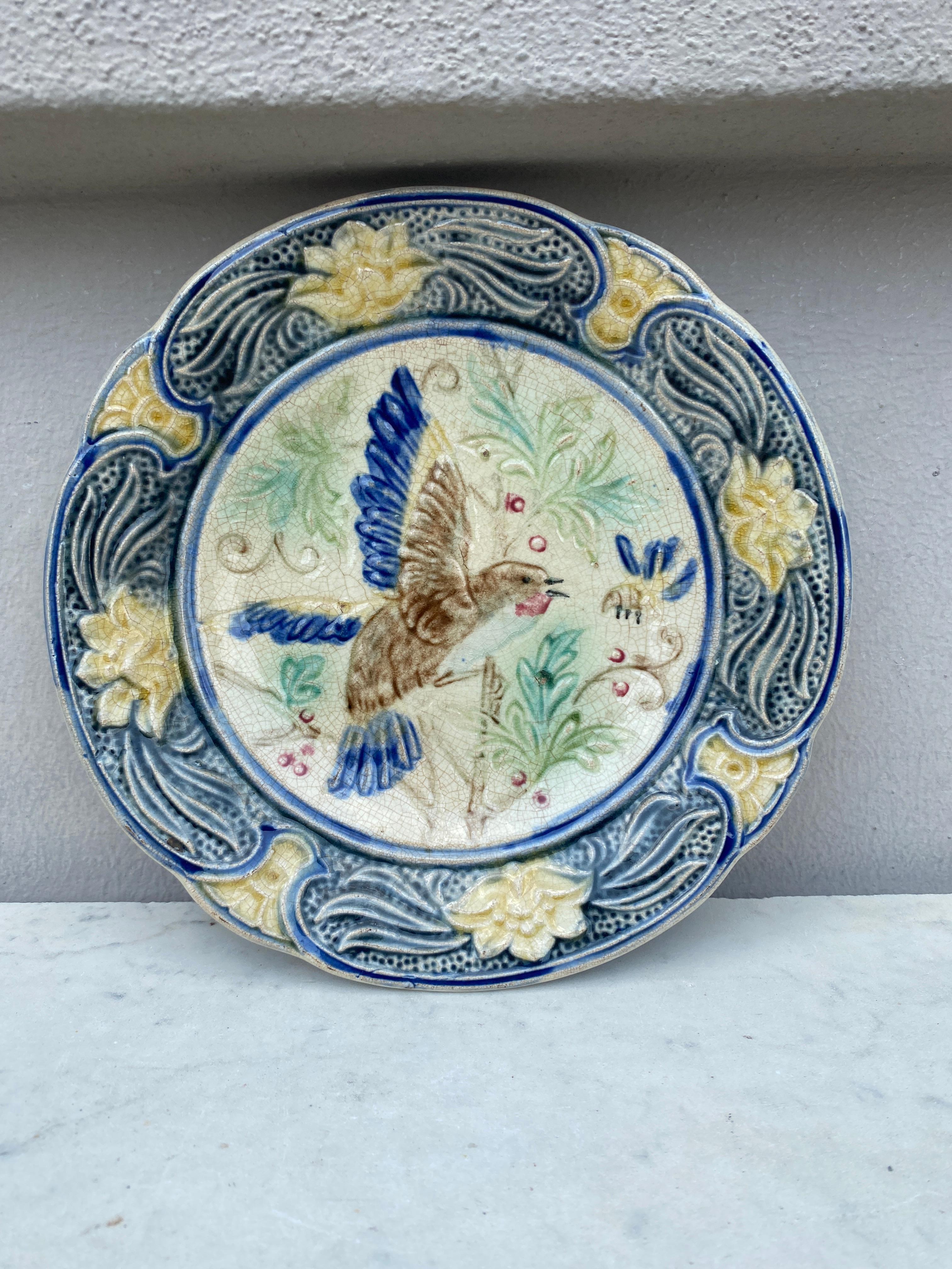French Majolica Parakeets Plate Salins, circa 1890 In Good Condition For Sale In Austin, TX
