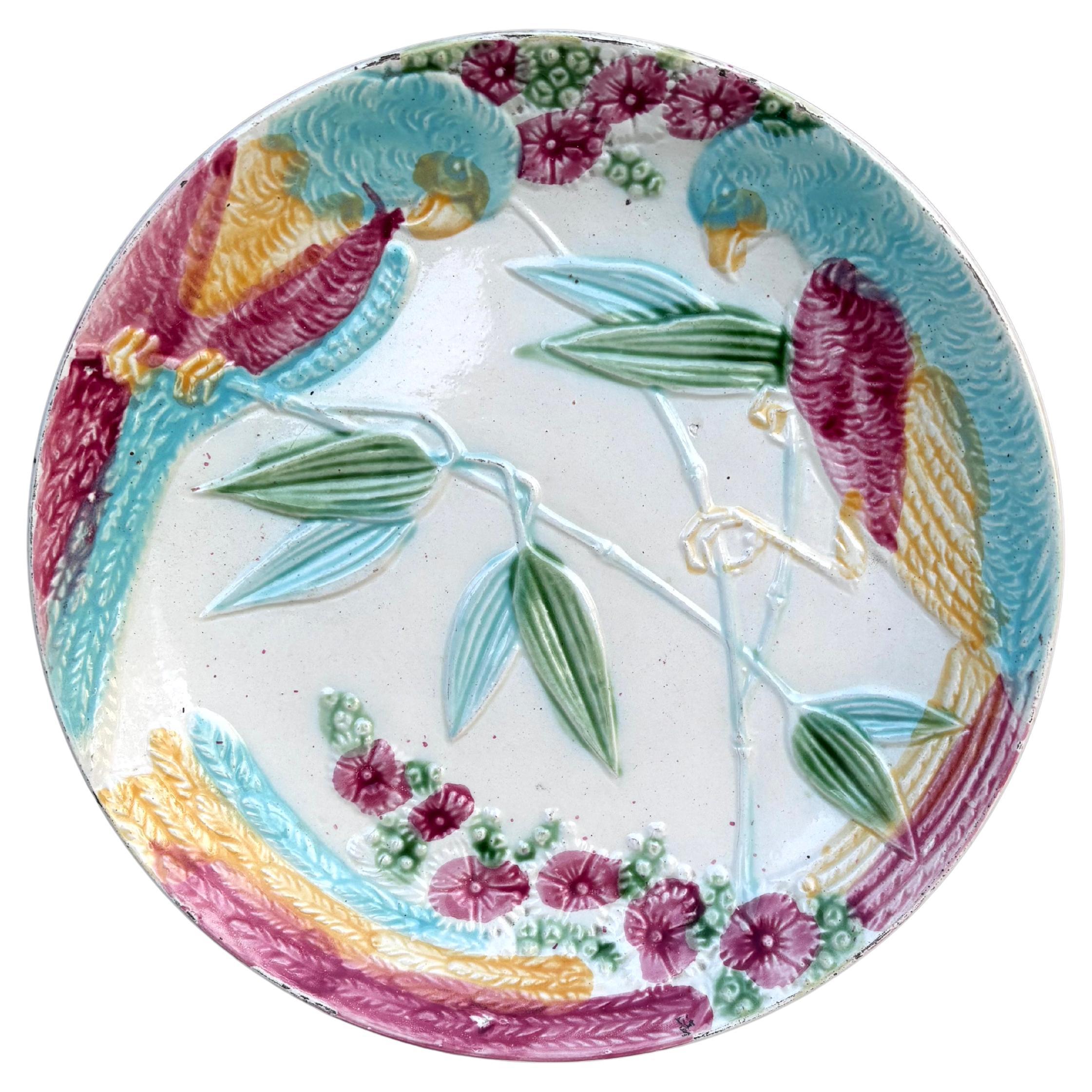 French Majolica Parakeets Plate Salins, circa 1890 In Good Condition For Sale In Austin, TX