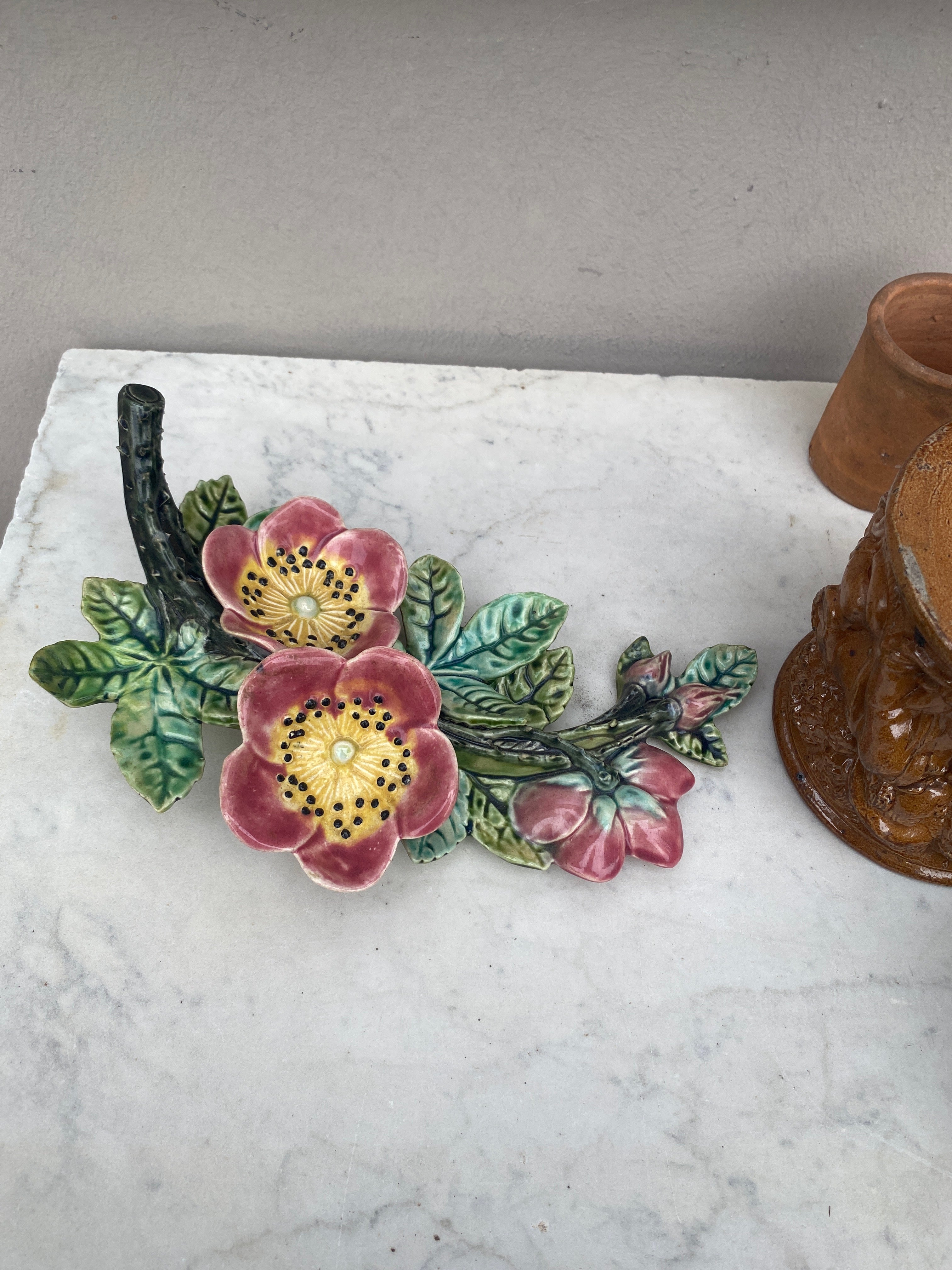 French Majolica Pink Flowers Wall Pocket Fives Lille, circa 1890 In Good Condition For Sale In Austin, TX