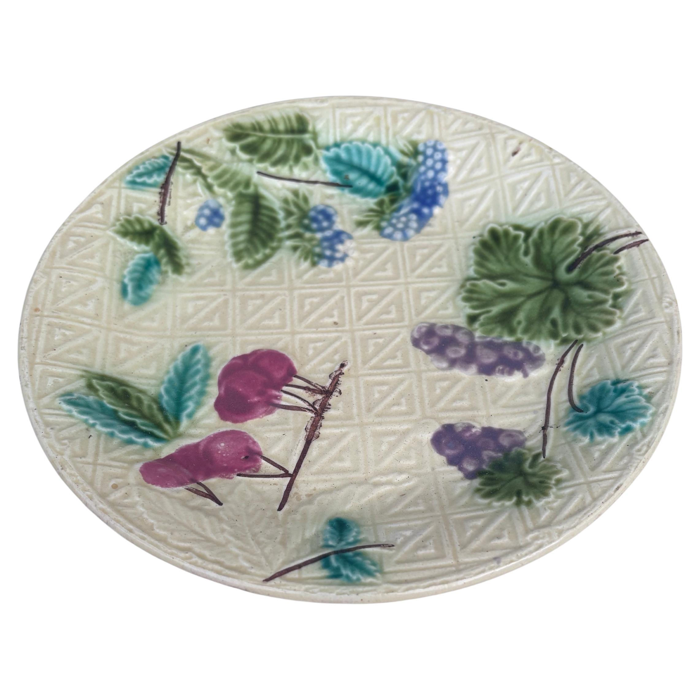 Charmanter französischer Majolikateller Früchte (Brombeeren, Kirschen, Beeren) signiert Salins, um 1890.