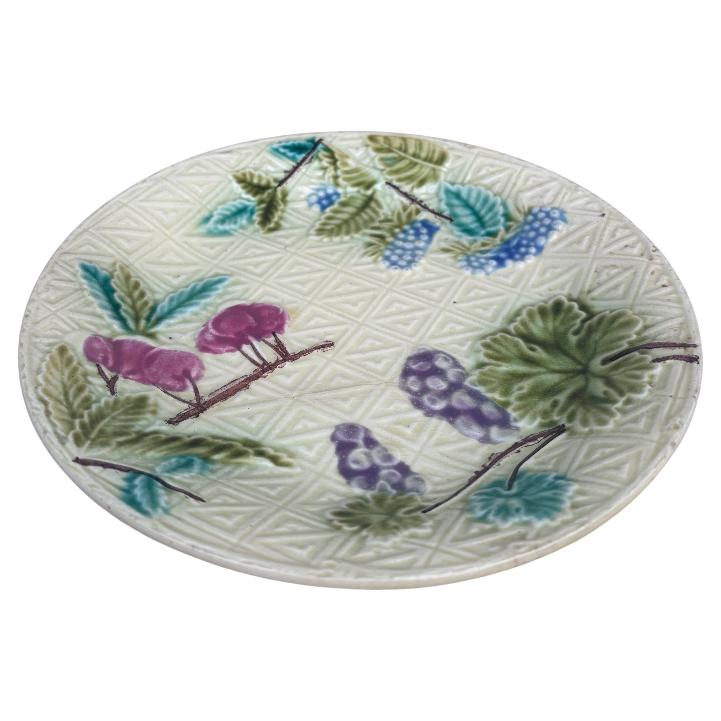 Charmanter französischer Majolikateller Früchte (Brombeeren, Kirschen, Beeren) signiert Salins, um 1890.