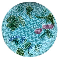 Assiette en majolique française Fruits Salins, vers 1890