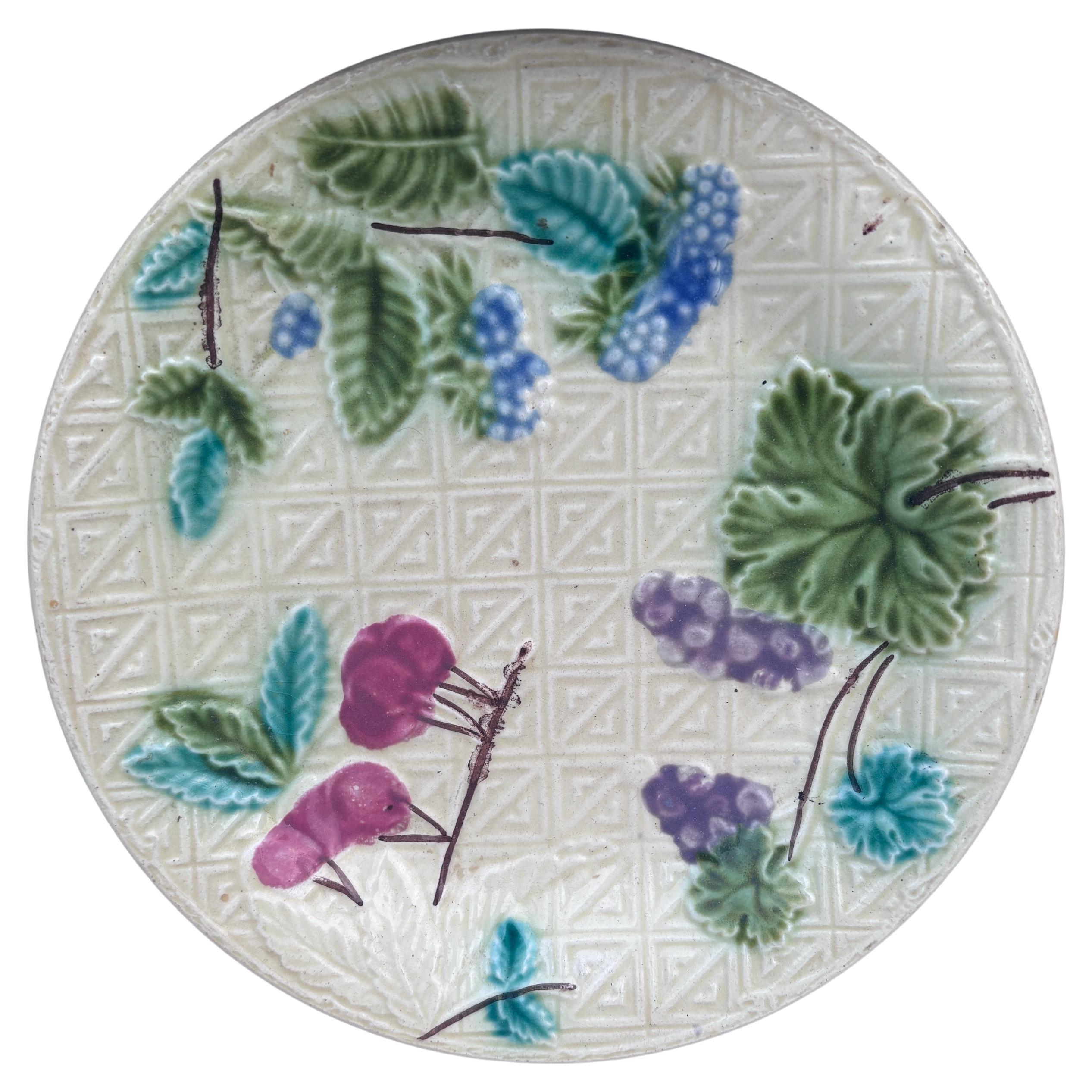 Assiette en majolique française Fruits Salins, vers 1890