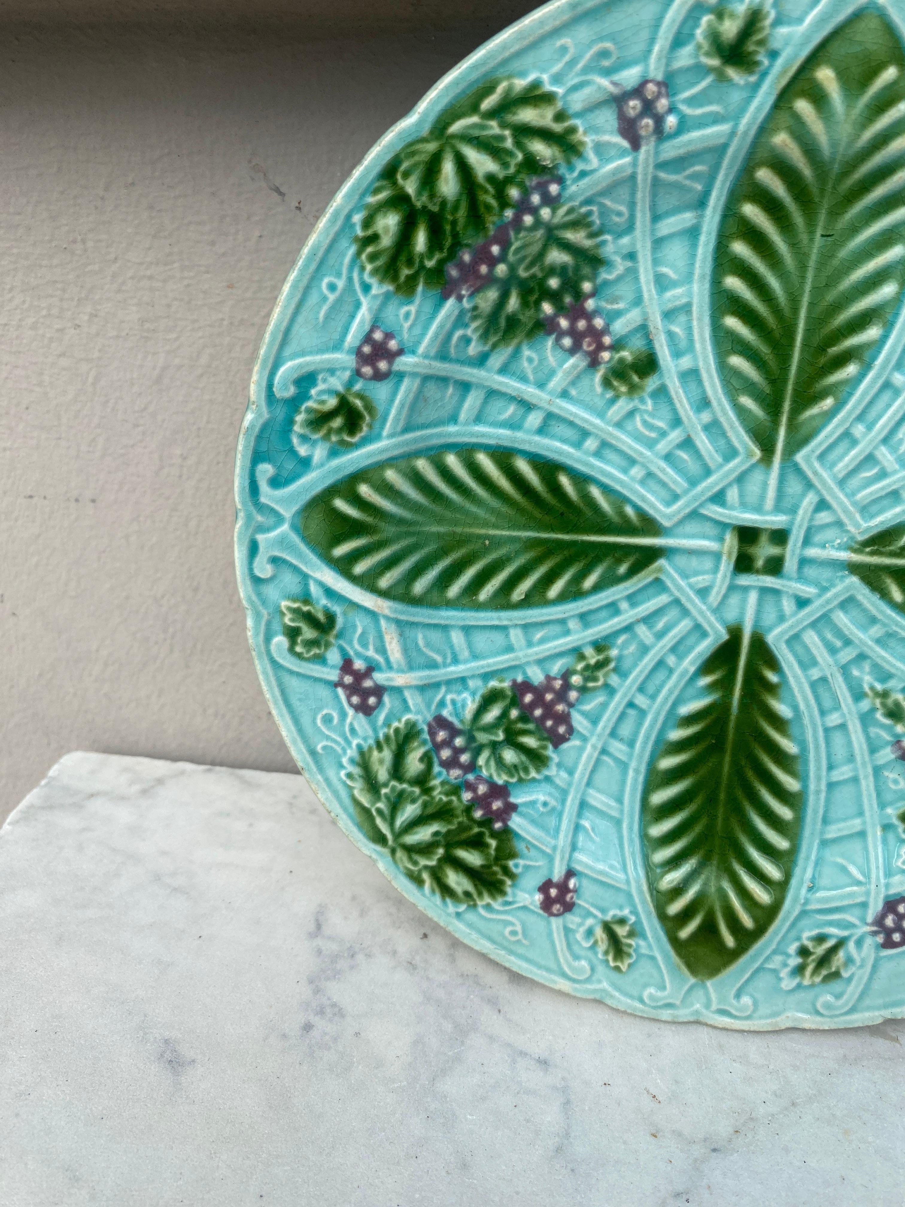 Country French Majolica Plate Grapes Salins, circa 1890 in vendita
