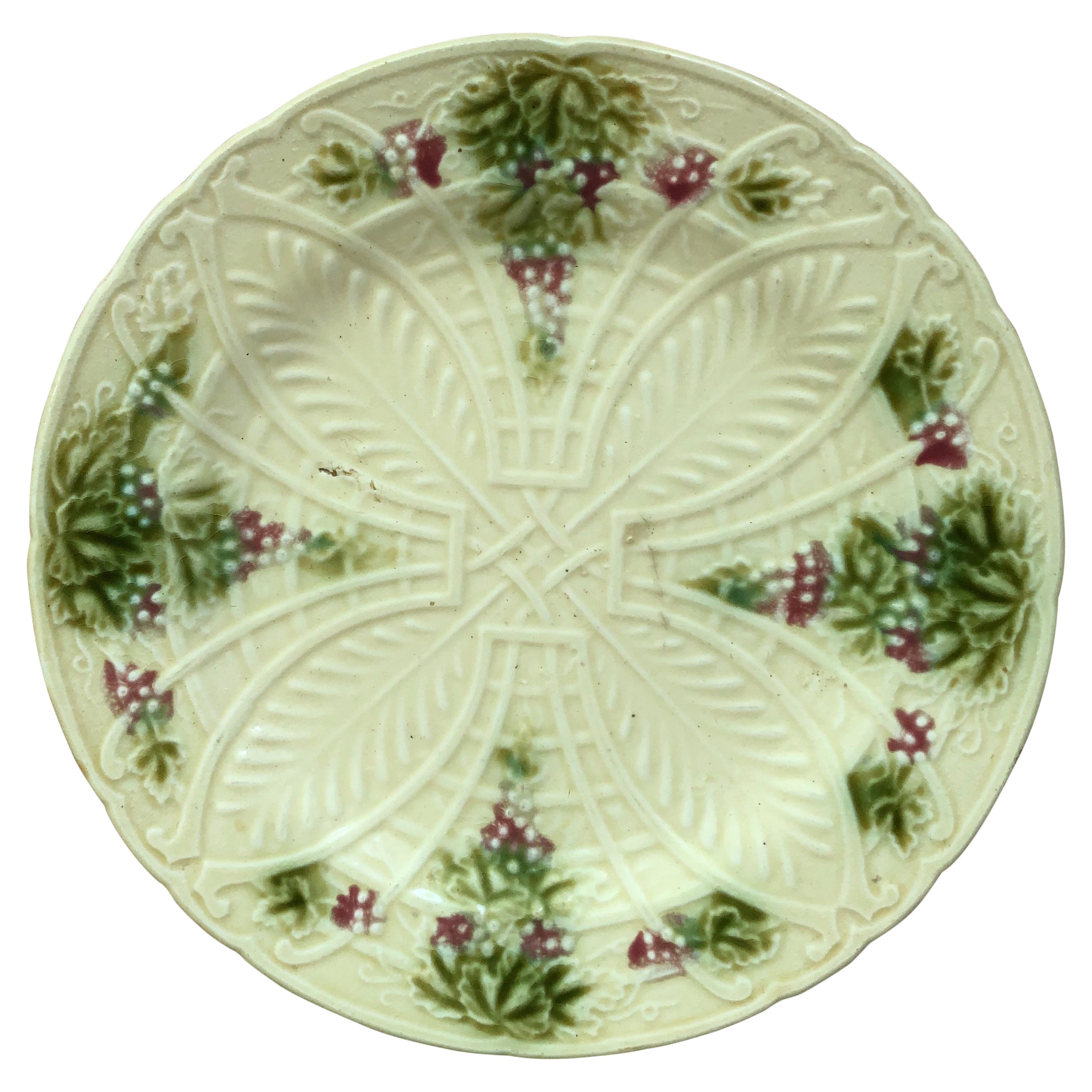 Assiette en majolique française à raisins Salins, vers 1890