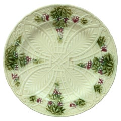Assiette en majolique française à raisins Salins, vers 1890