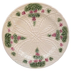 Assiette en majolique française Raisins Salins, vers 1890