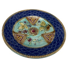 Piatto in maiolica francese Onnaing, 1890 circa