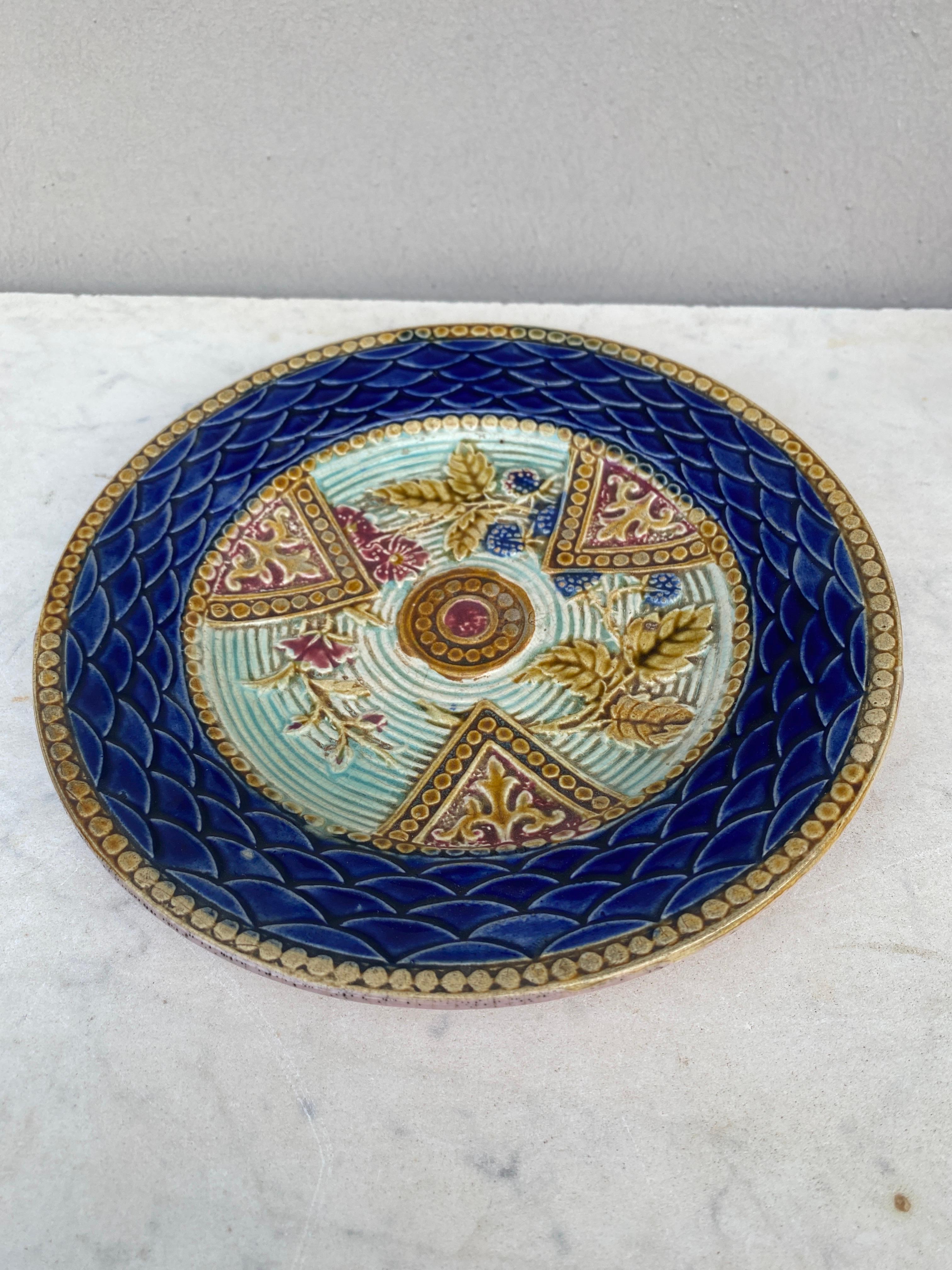 French Majolica Plate Onnaing, Circa 1890 In Good Condition For Sale In Austin, TX