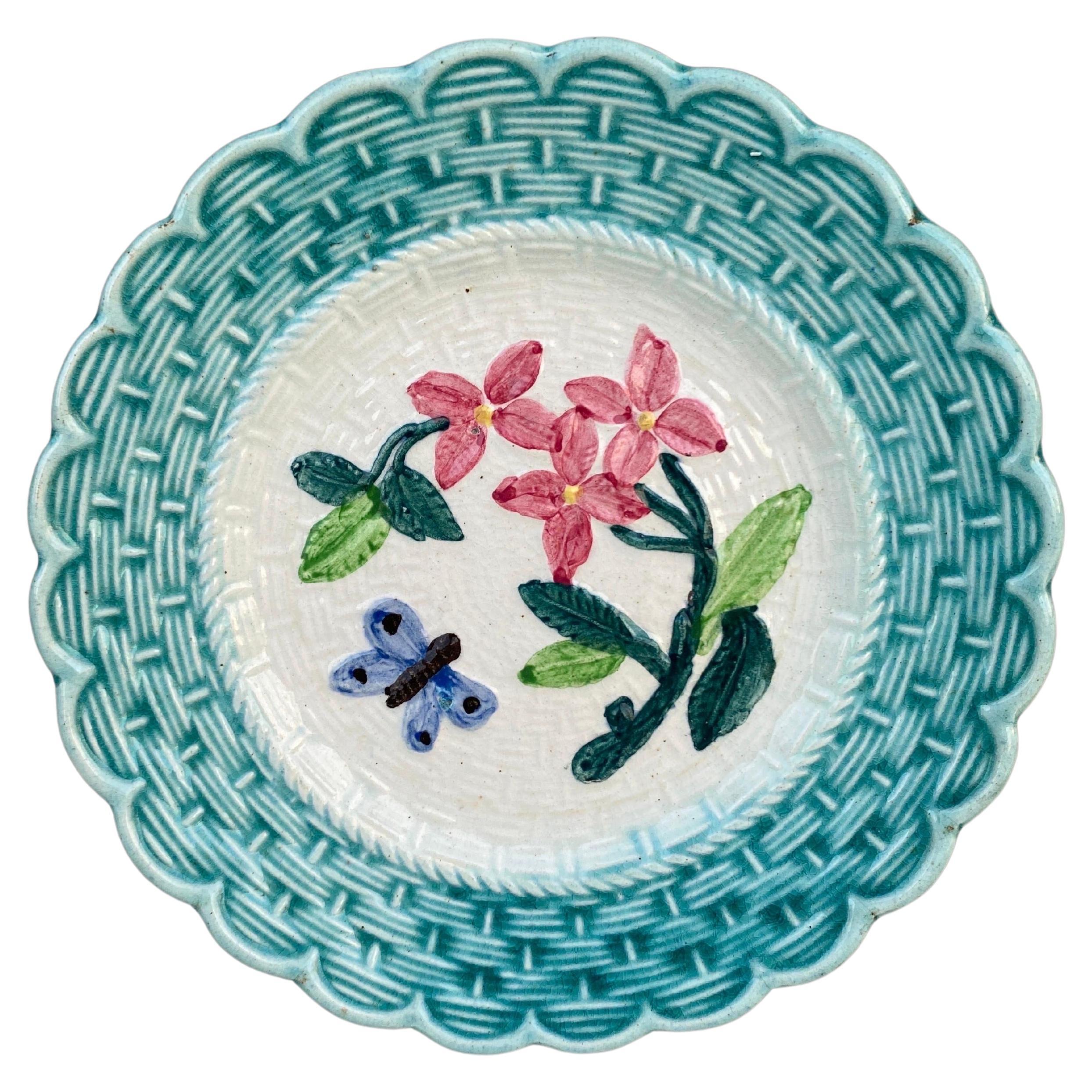 Assiette en majolique française avec fleurs et papillon, vers 1900 en vente