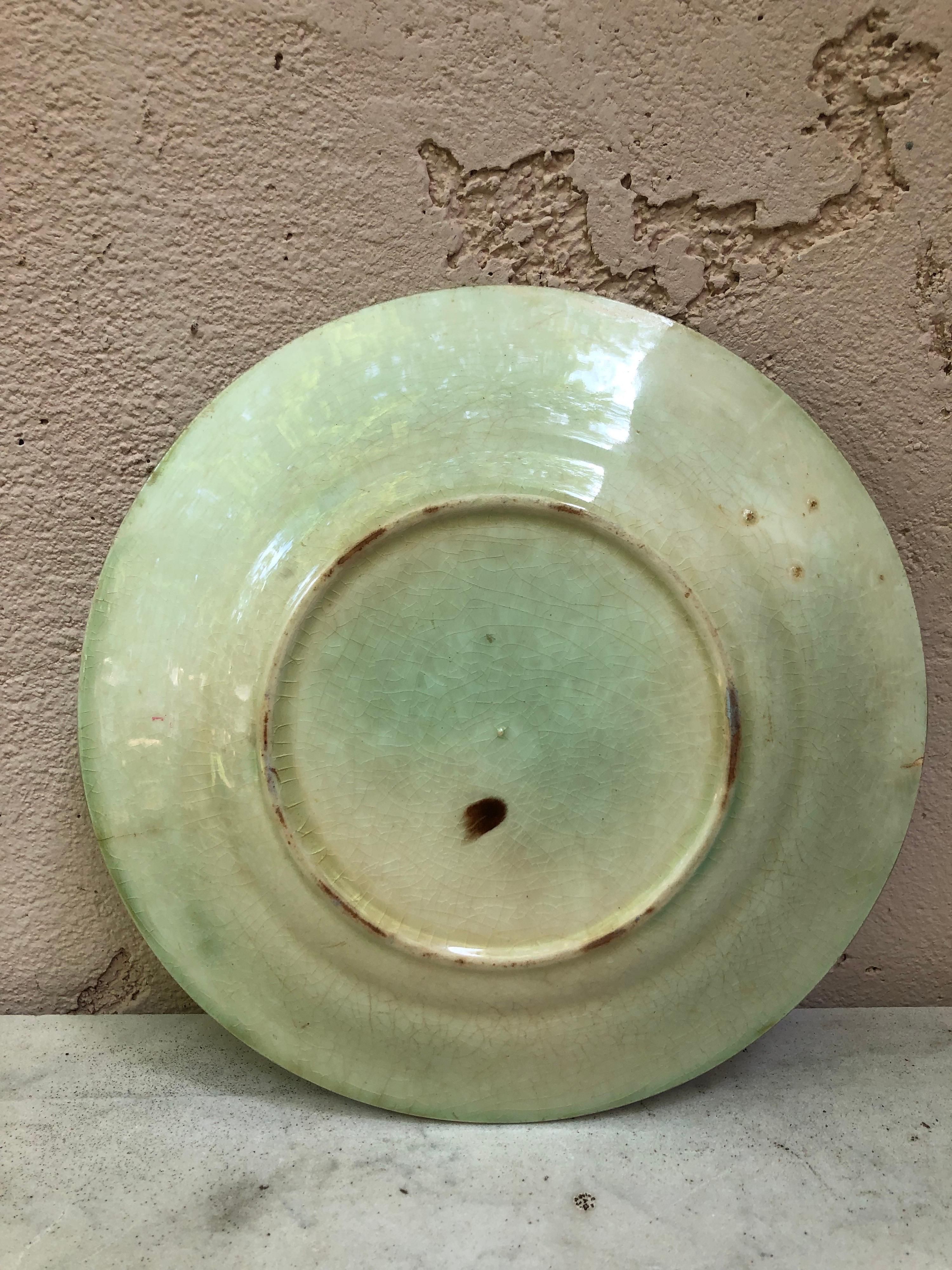 Français Assiette en majolique française avec escarpins et onnaing escargot, vers 1890 en vente