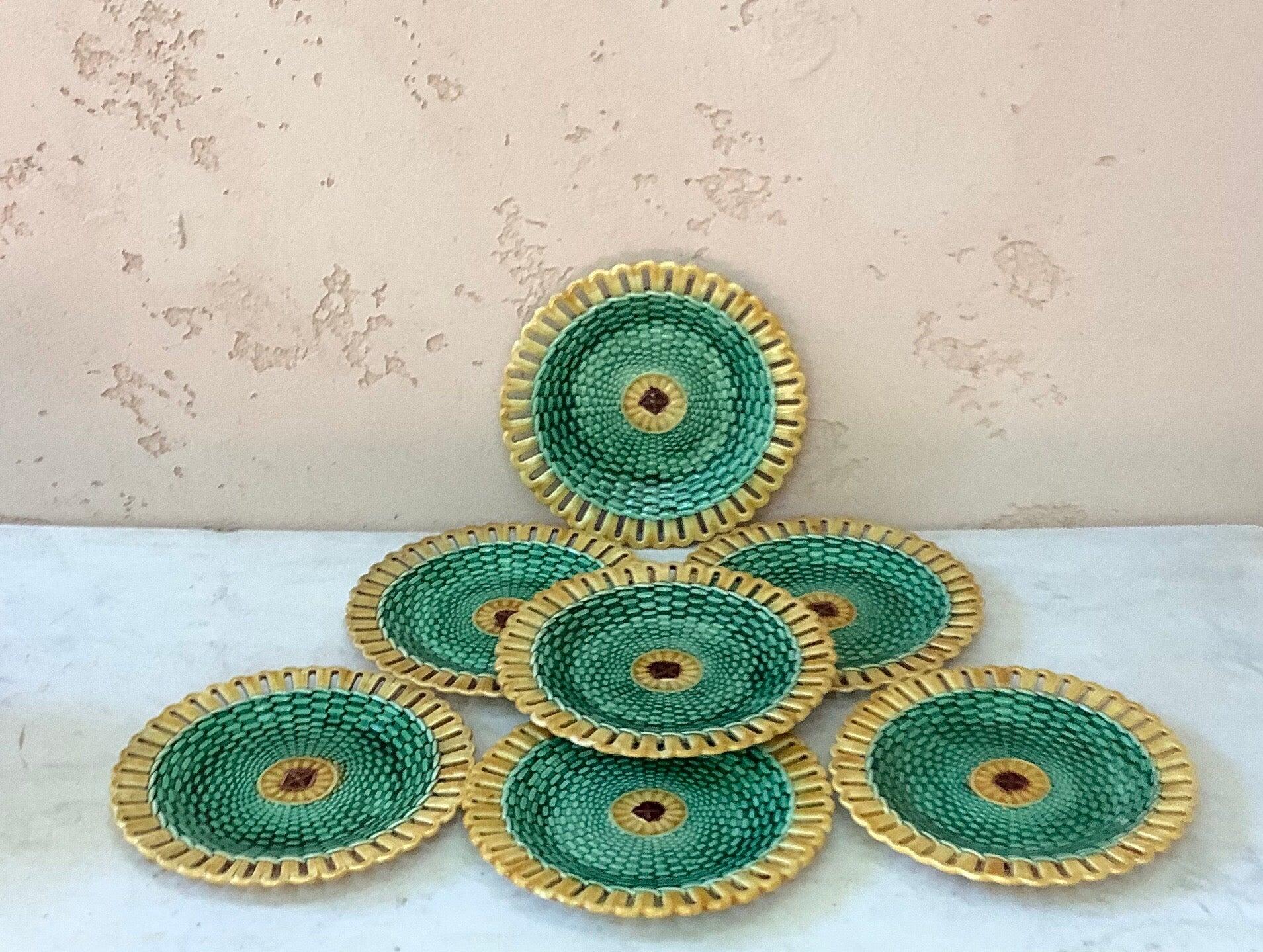 Céramique Assiette en majolique française avec escarpins et onnaing escargot, vers 1890 en vente