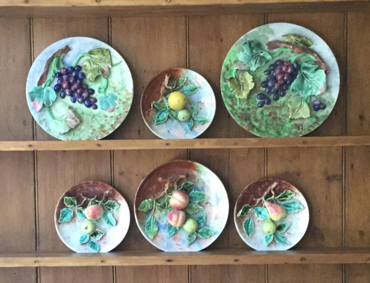 French Majolica Plums Plate circa 1890 In Good Condition For Sale In Austin, TX