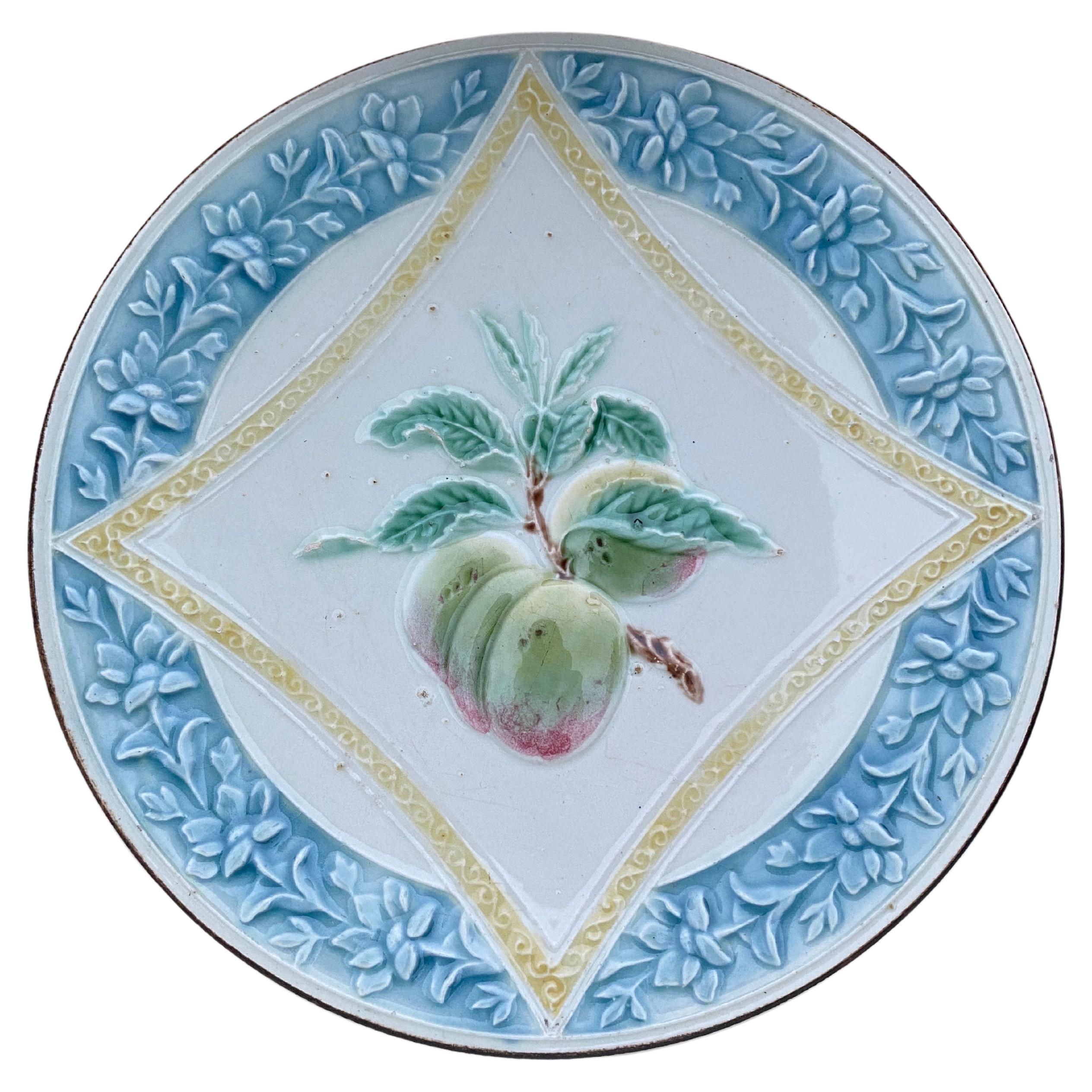 Assiette à prunes en majolique française circa 1890 en vente