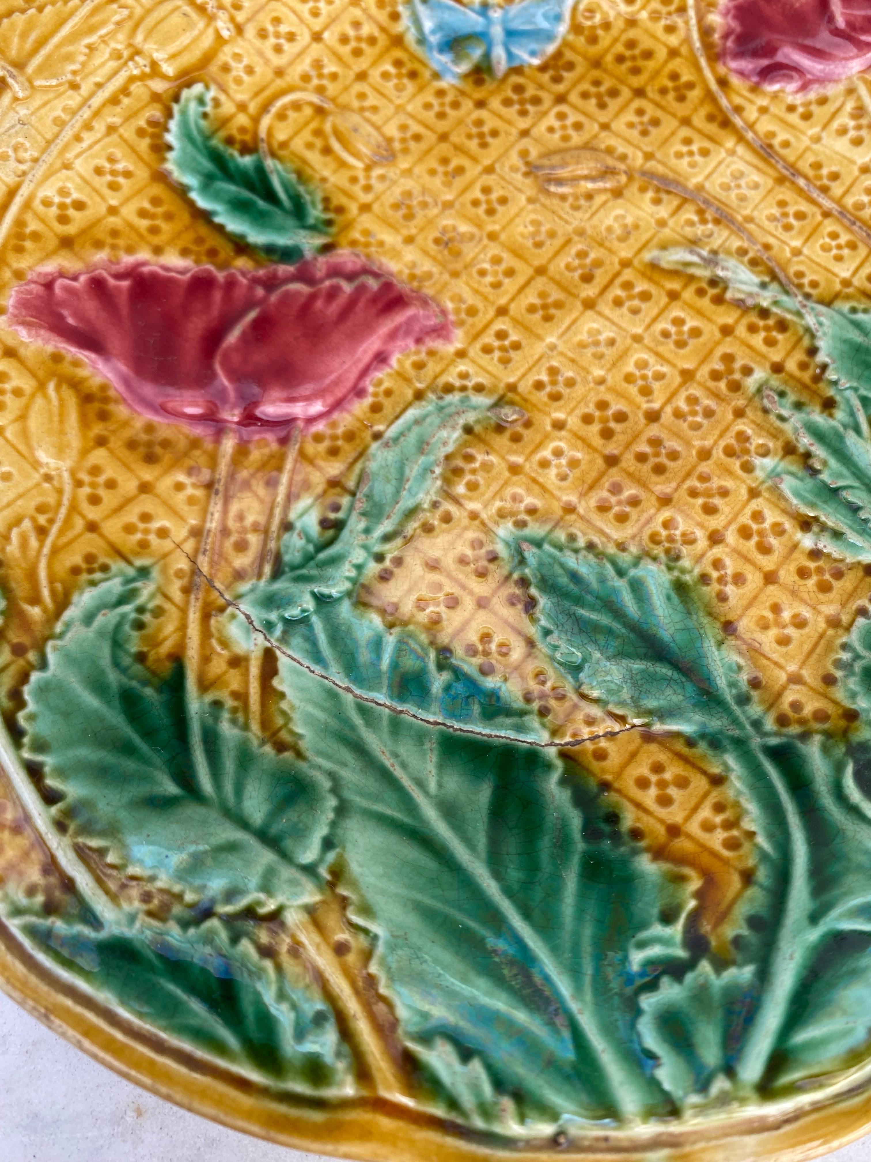 French Majolica Poppies Plate Gien, circa 1880 In Good Condition For Sale In Austin, TX