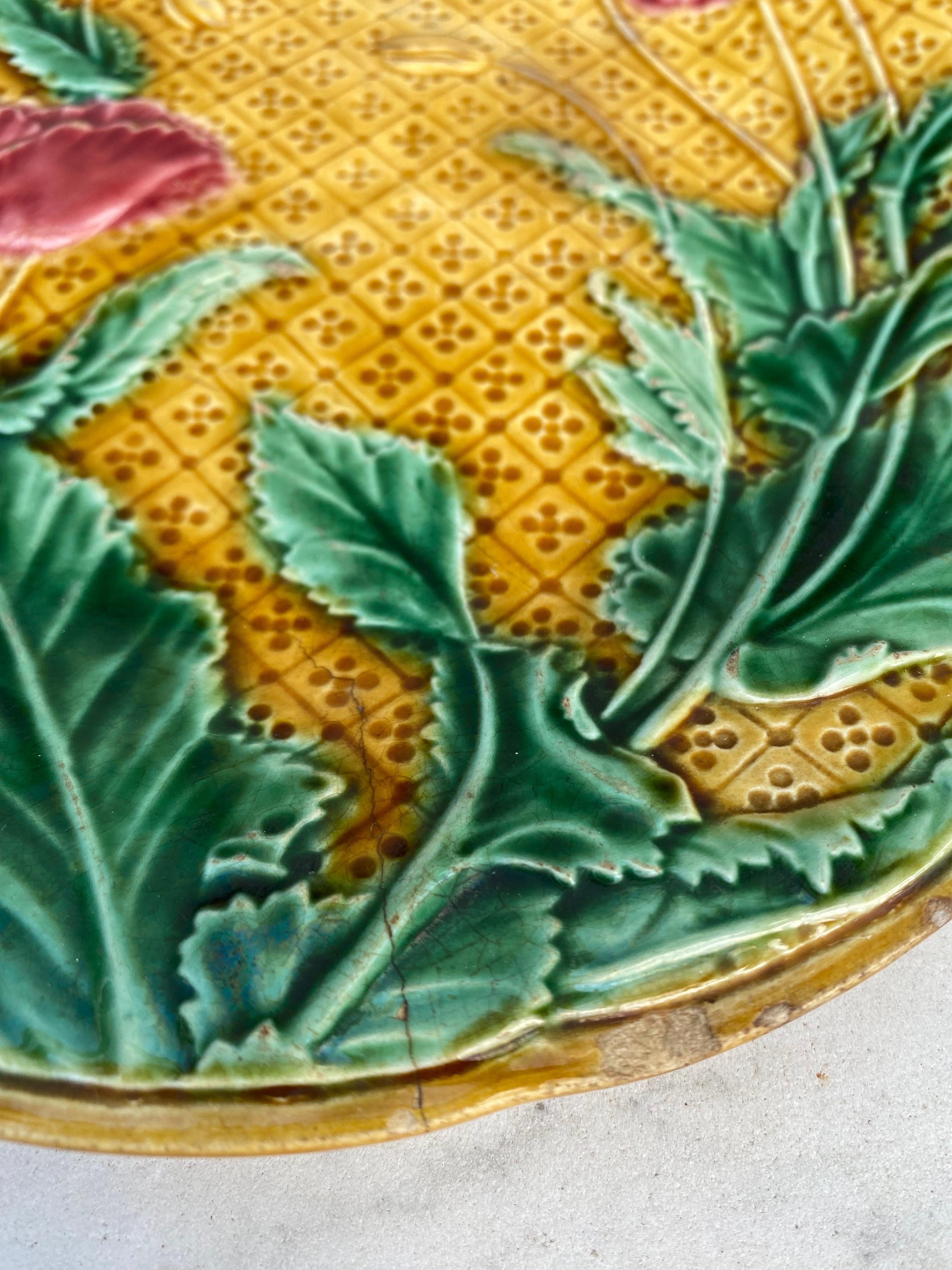 French Majolica Poppies Plate Gien, circa 1880 In Good Condition For Sale In Austin, TX