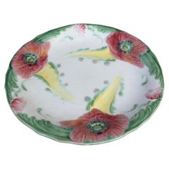 Assiette française en majolique à motifs de coquelicots, Lunéville, vers 1910