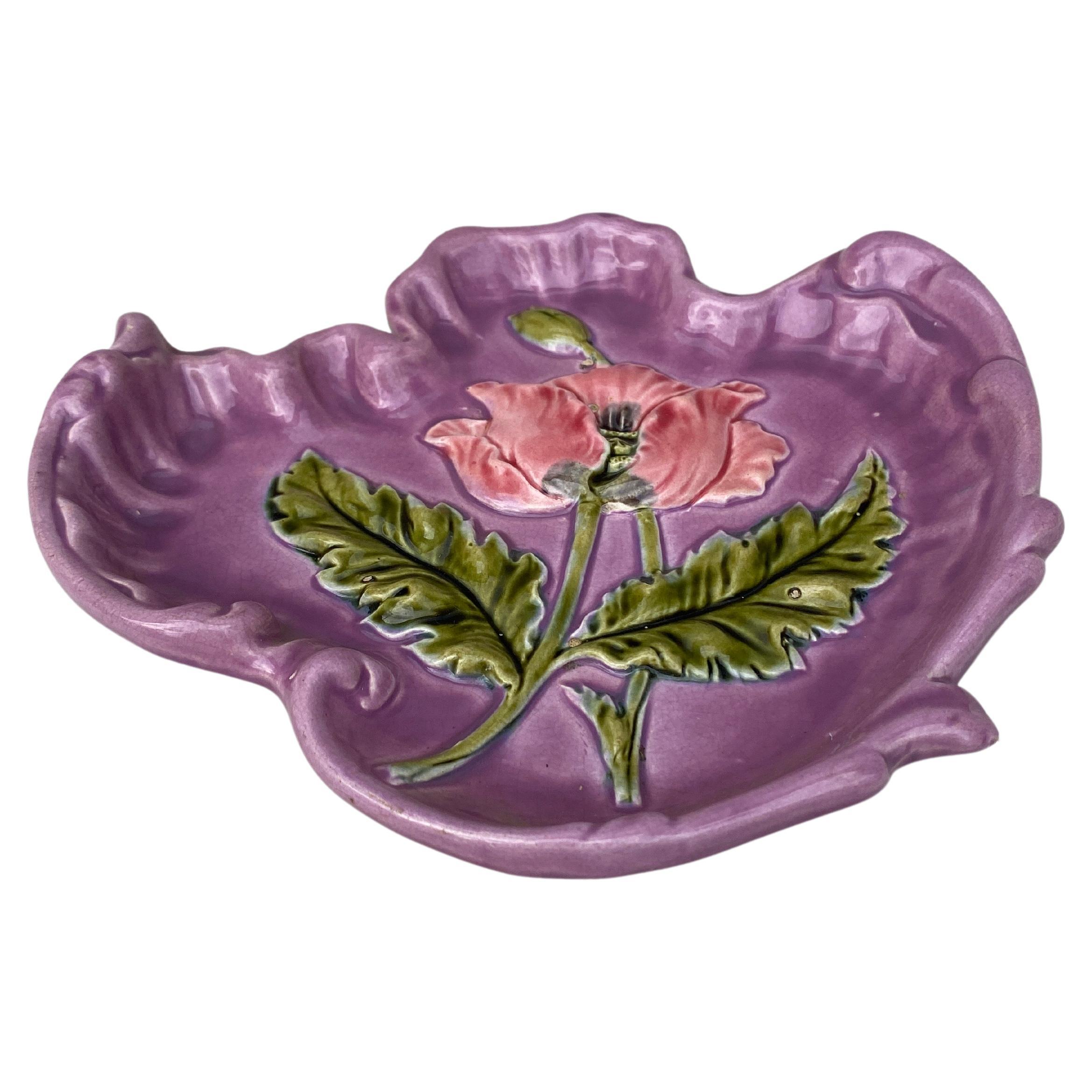 Rare plat rose en majolique française avec des coquelicots vers 1890.