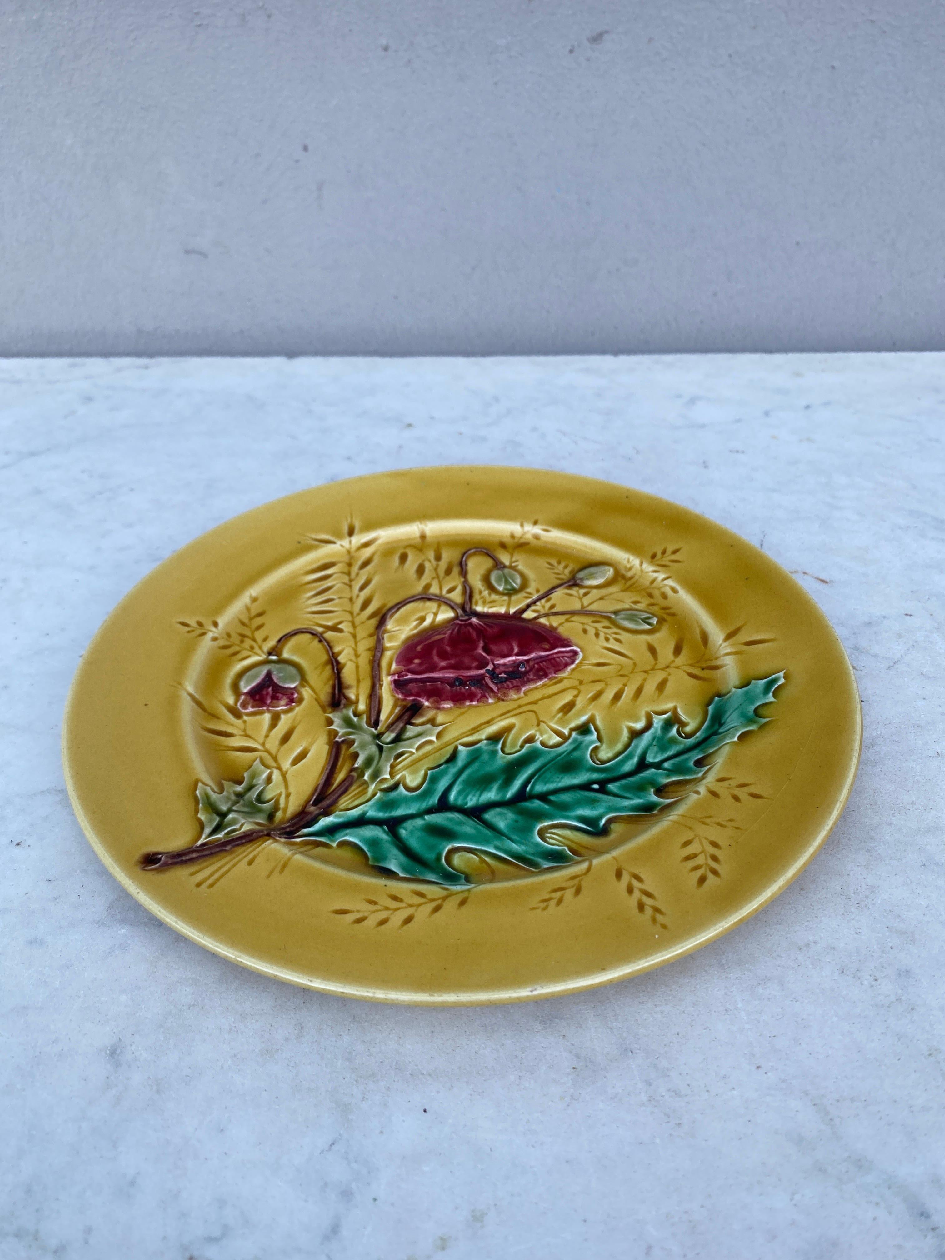 Country French Majolica Poppy Plate Luneville, circa 1880 For Sale