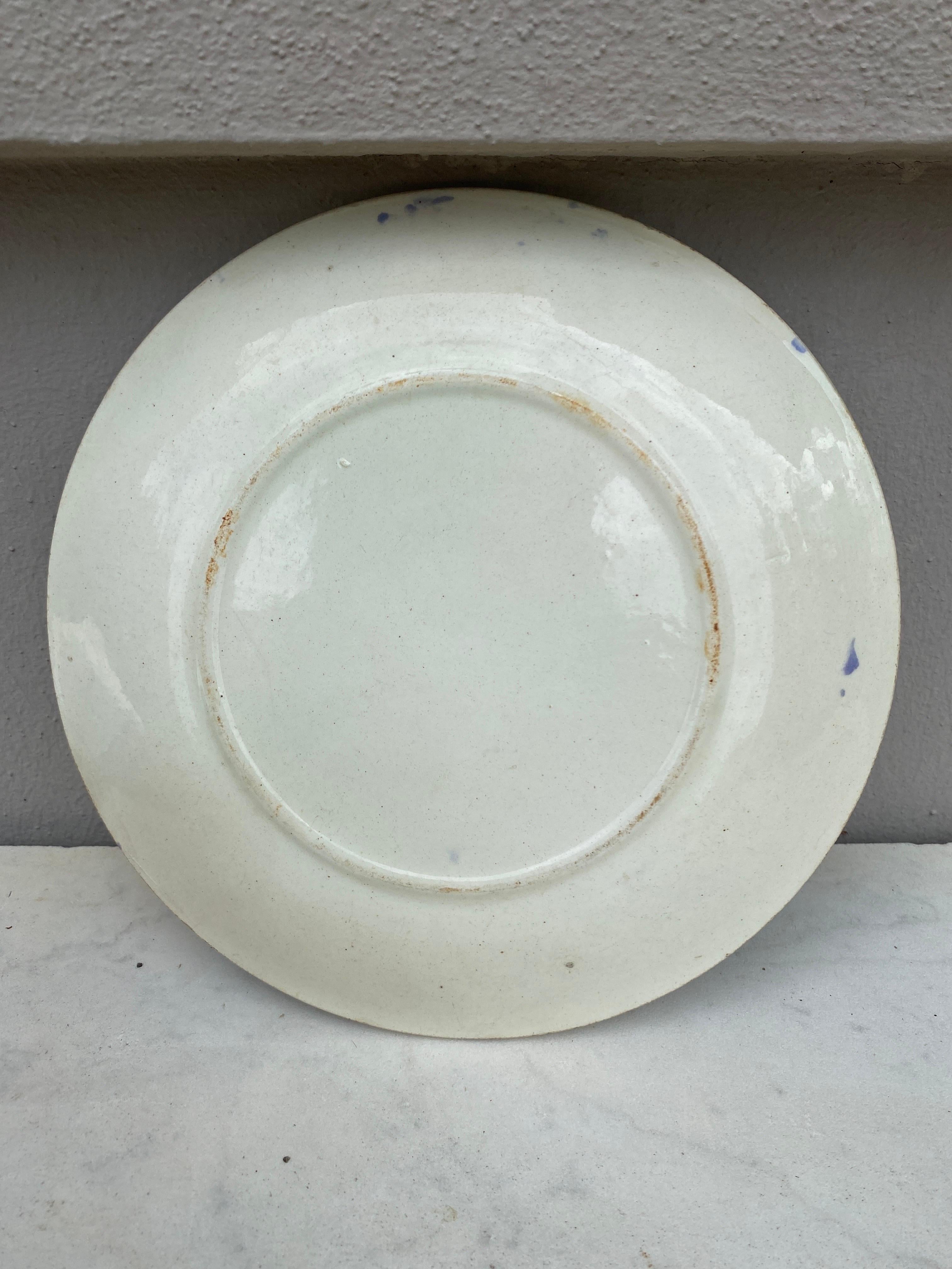 Plato Francés de Mayólica Flores Moradas Salins, Circa 1890 en Bueno estado para la venta en Austin, TX