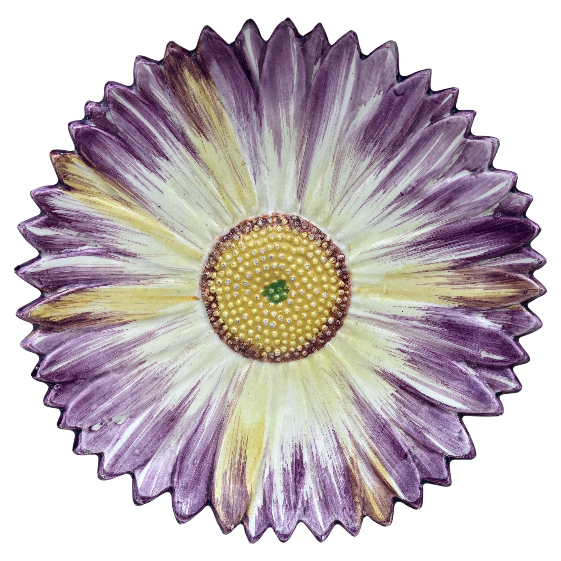 Plato de mayólica francesa rosa silvestre morada Delphin Massier Circa 1890