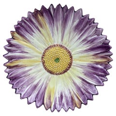 Piatto francese in maiolica viola con rosa selvatica Delphin Massier Circa 1890