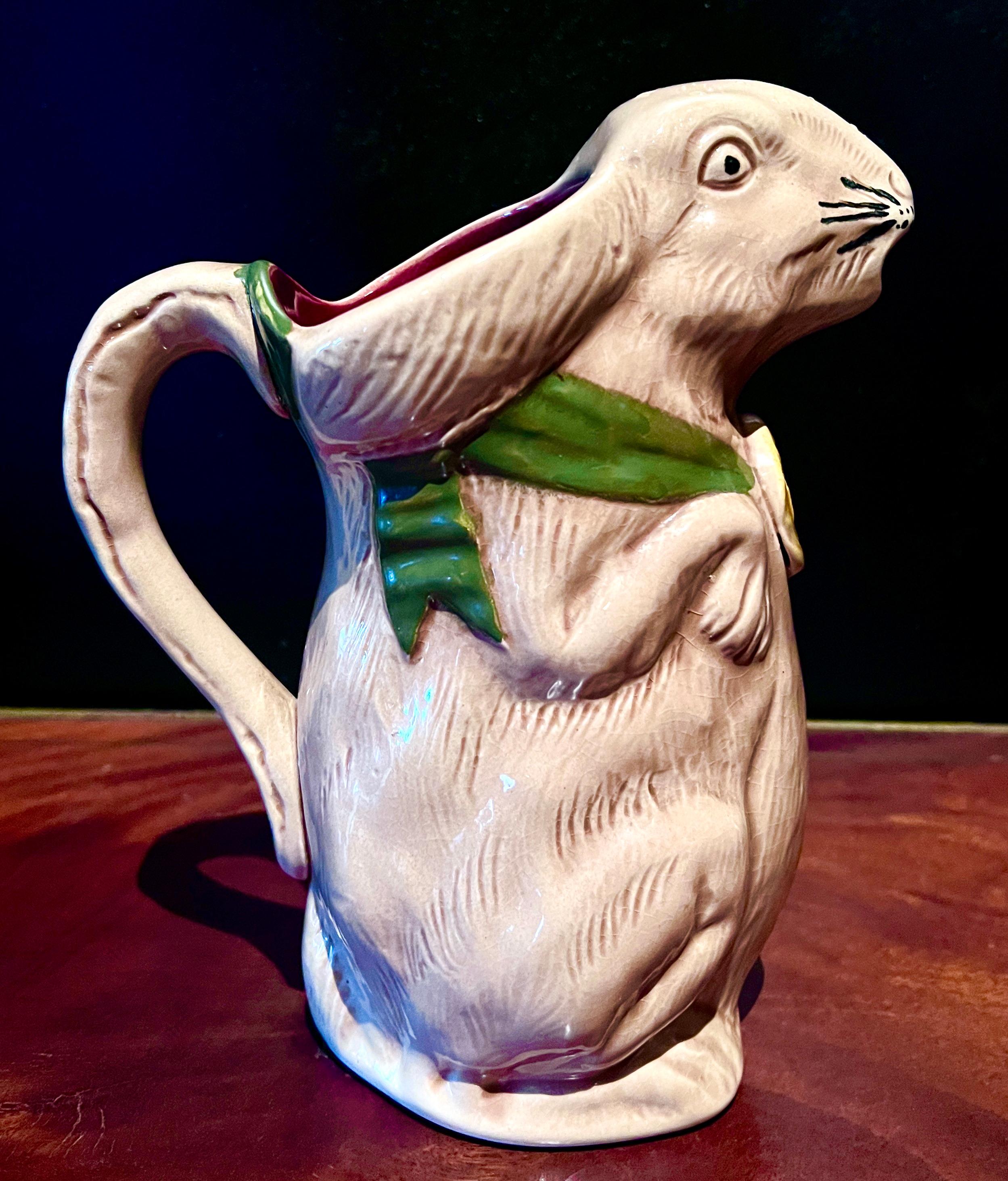 Rare pichet de collection en céramique émaillée française en forme de lapin.  Le dessin représente un lapin merveilleusement détaillé portant un ruban vert orné d'un médaillon 