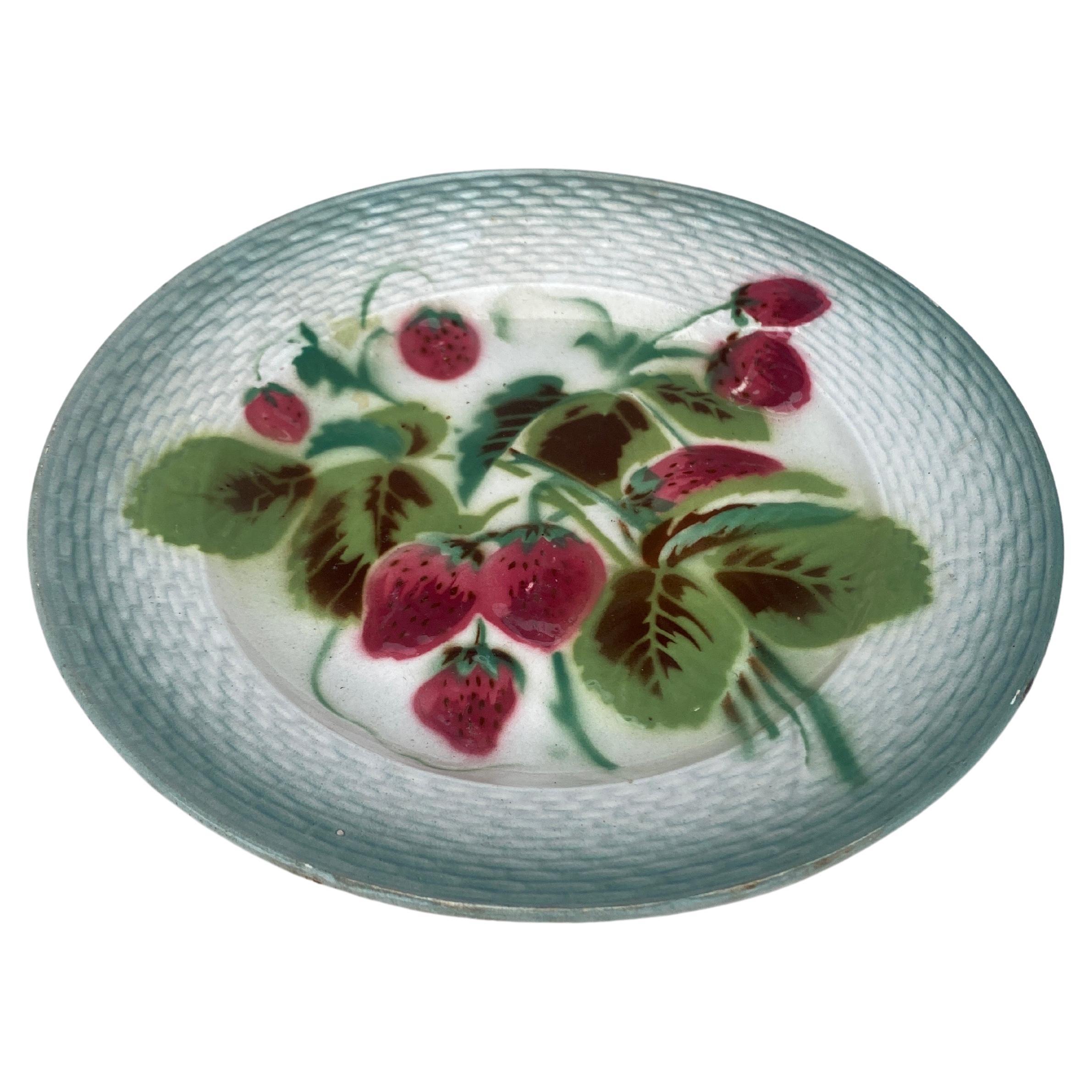 Piatto in maiolica francese Lamponi Saint Amand Circa 1920.