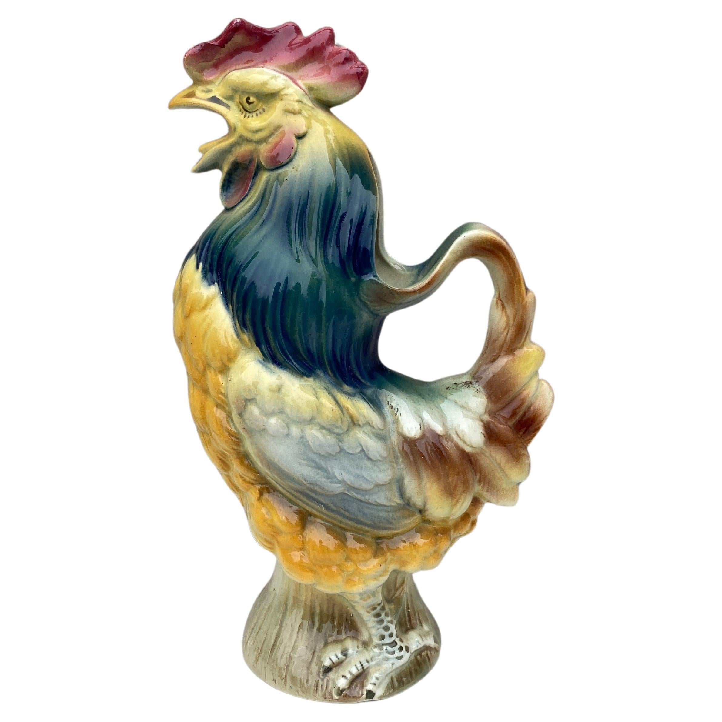Brocca a forma di gallo in maiolica francese Keller and Guerin Saint Clement
