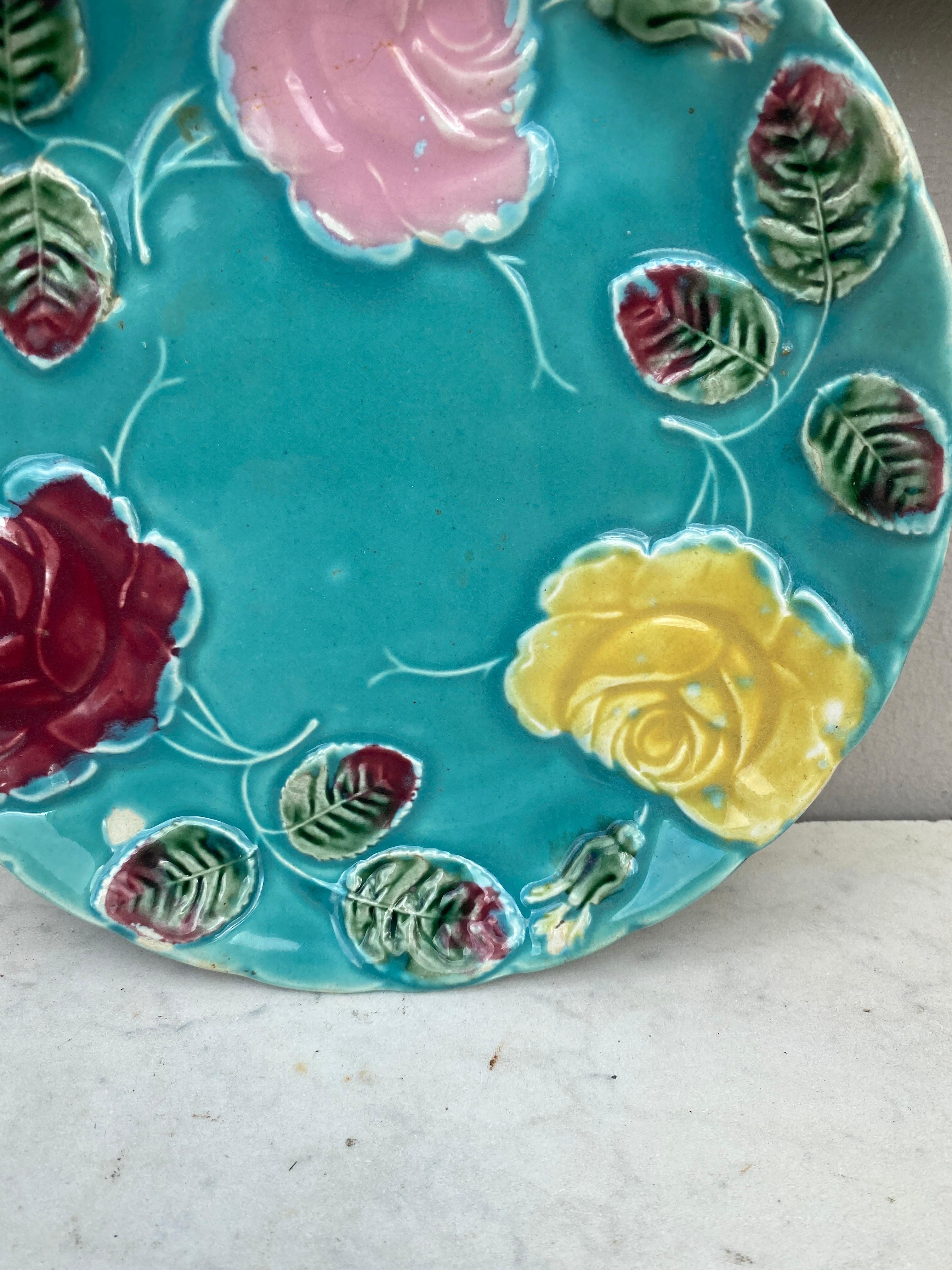 French Majolica Roses Plate Saint Amand, circa 1890 In Good Condition For Sale In Austin, TX