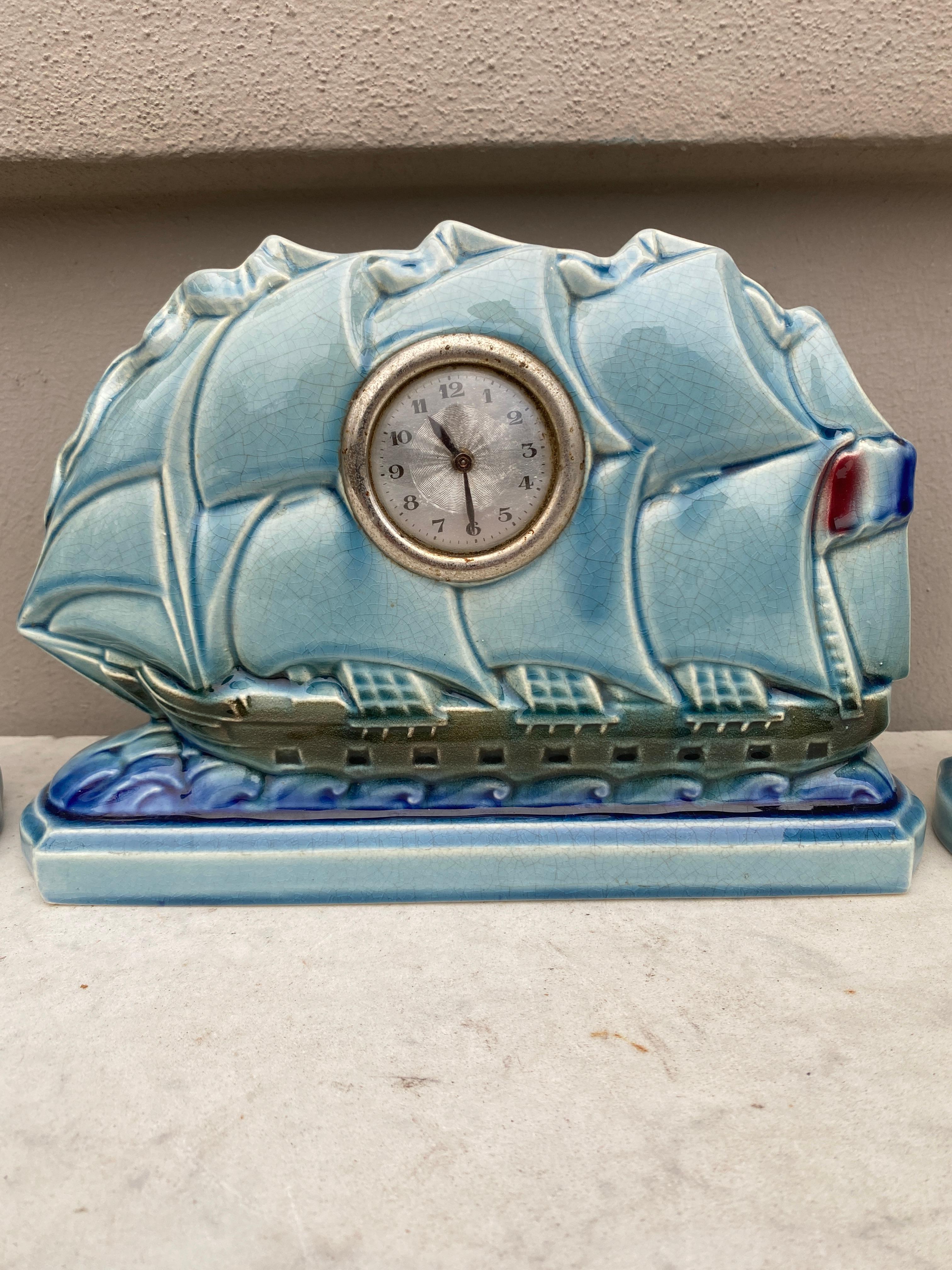 Pendule de voilier en majolique française avec 2 vases Sarreguemines Esdeve Circa 1930.
Ensemble avec une horloge et 2 vases.
Période Art déco.
Horloge / H : 7,3