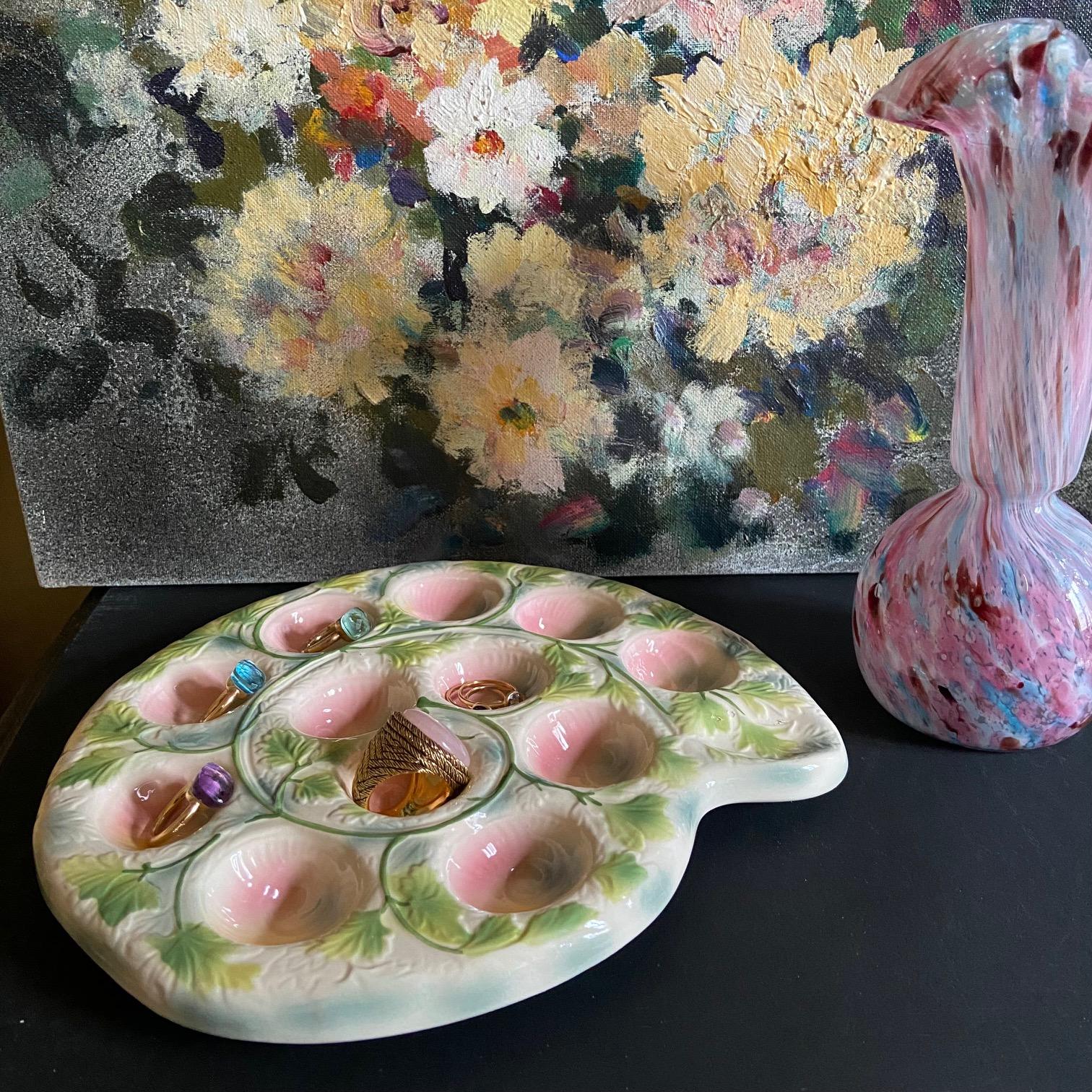 Rare assiette à escargot en majolique de Saint-Clément. Je n'en ai jamais vu de cette couleur ! Cette belle assiette peut être utilisée pour ranger vos bagues ou vos boucles d'oreilles, par exemple.