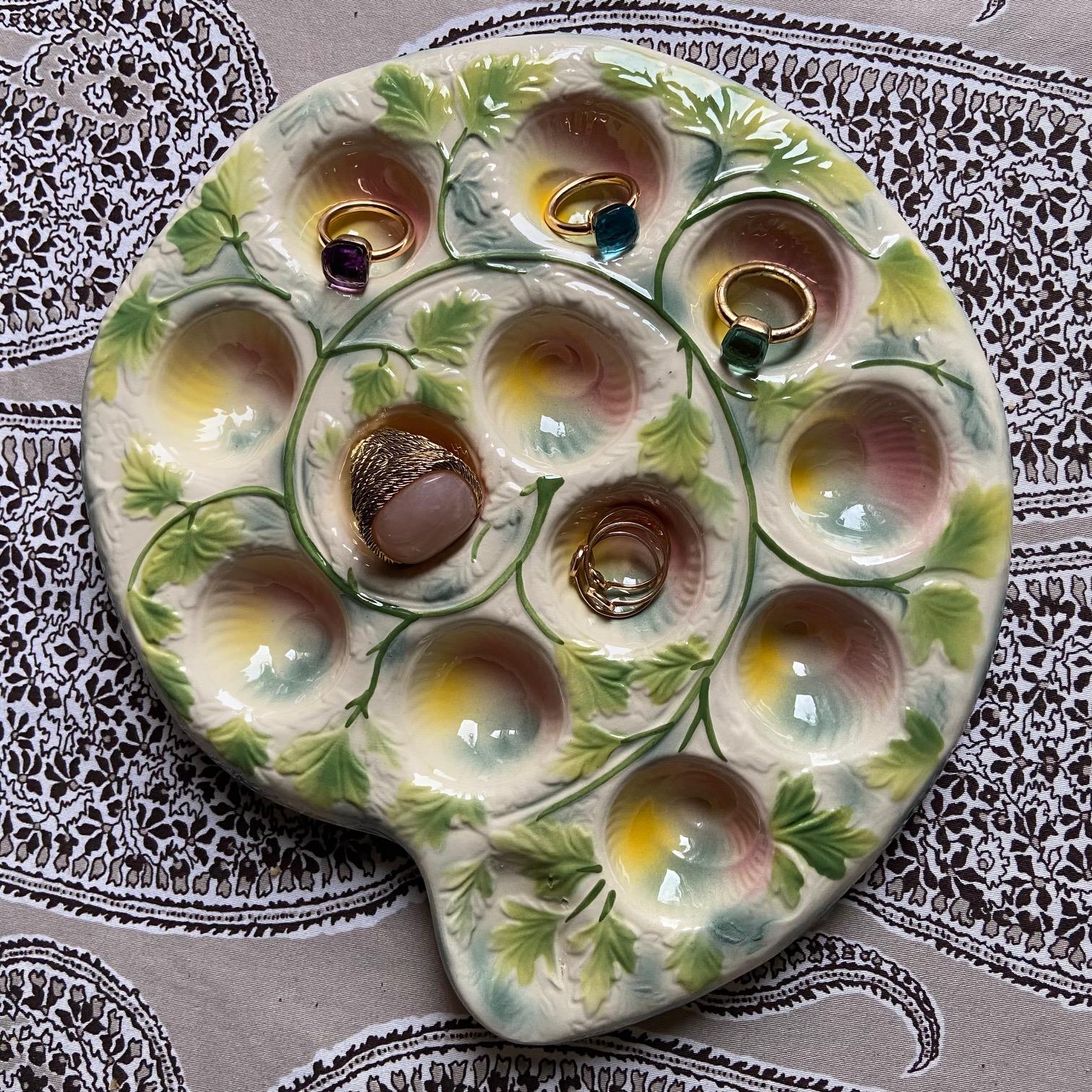 Français Assiette à escargots en majolique de Saint Clément, années 1960 en vente