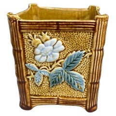 Französische quadratische französische Majolika-Jardinière mit Blumen, um 1890