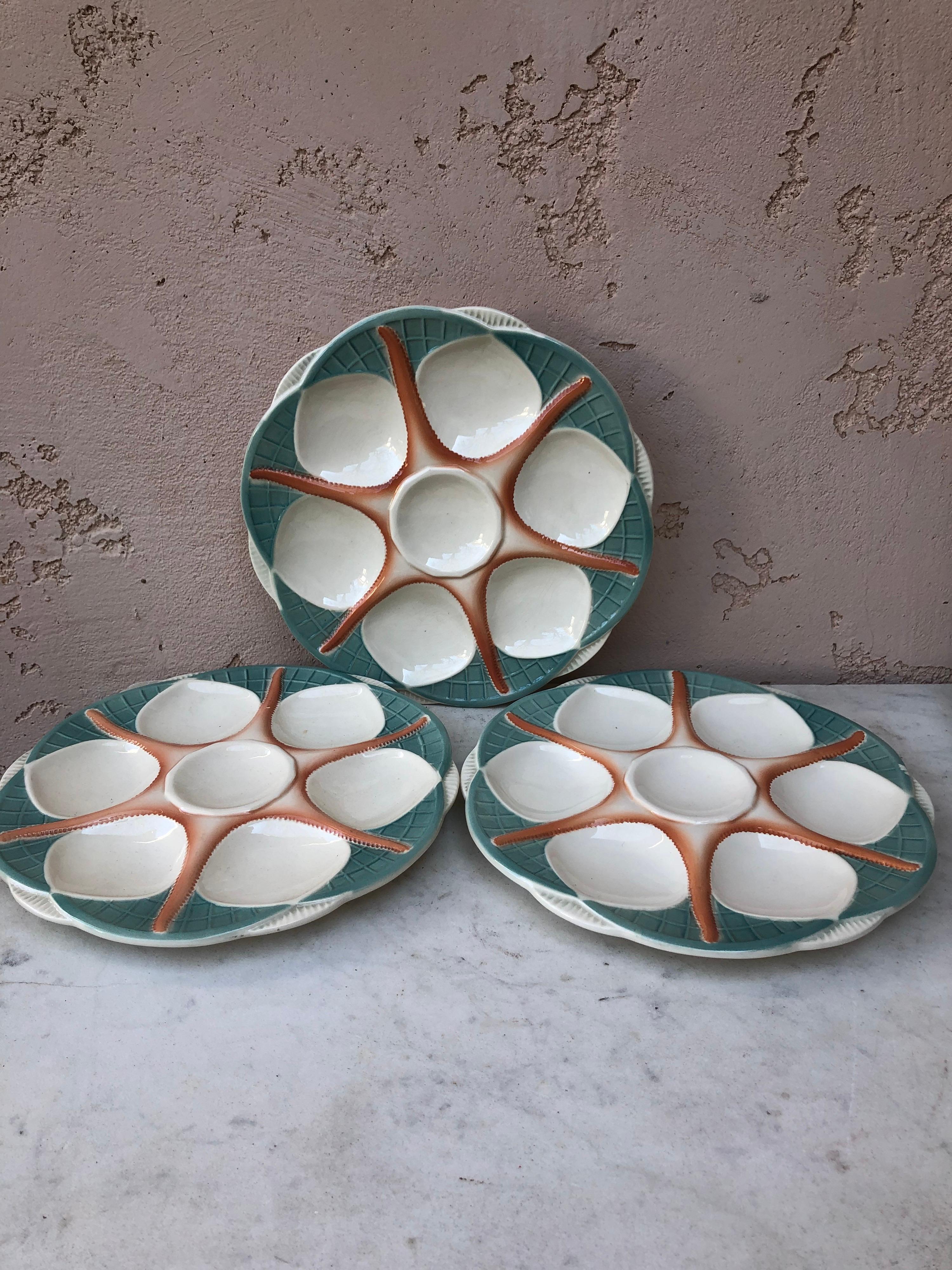 Piatto da ostrica in maiolica francese firmato Digoin & Sarreguemines, 1920 circa.