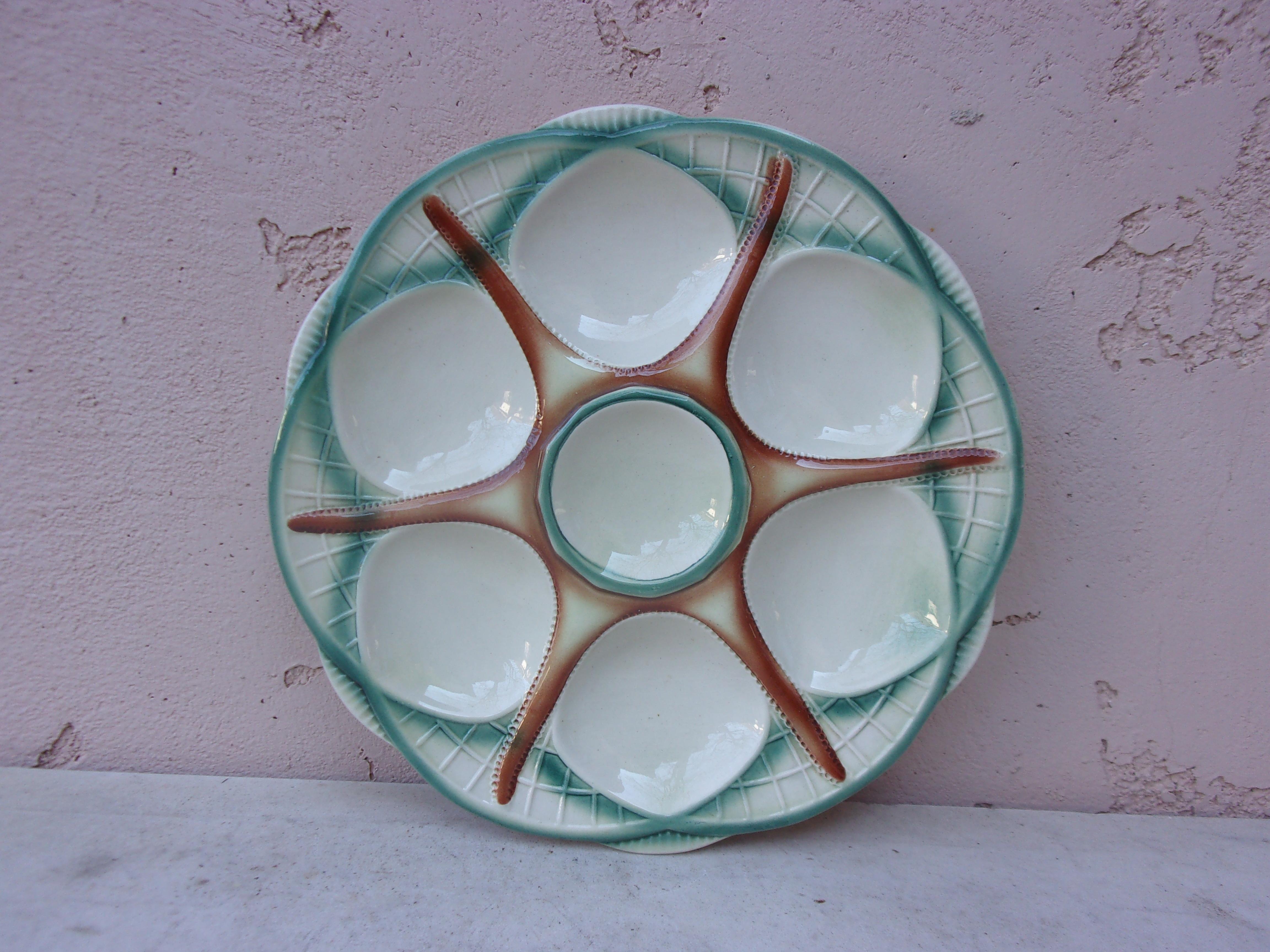 French Majolica Starfish Oyster Plate Digoin Sarreguemines Circa 1920 In Good Condition For Sale In Austin, TX