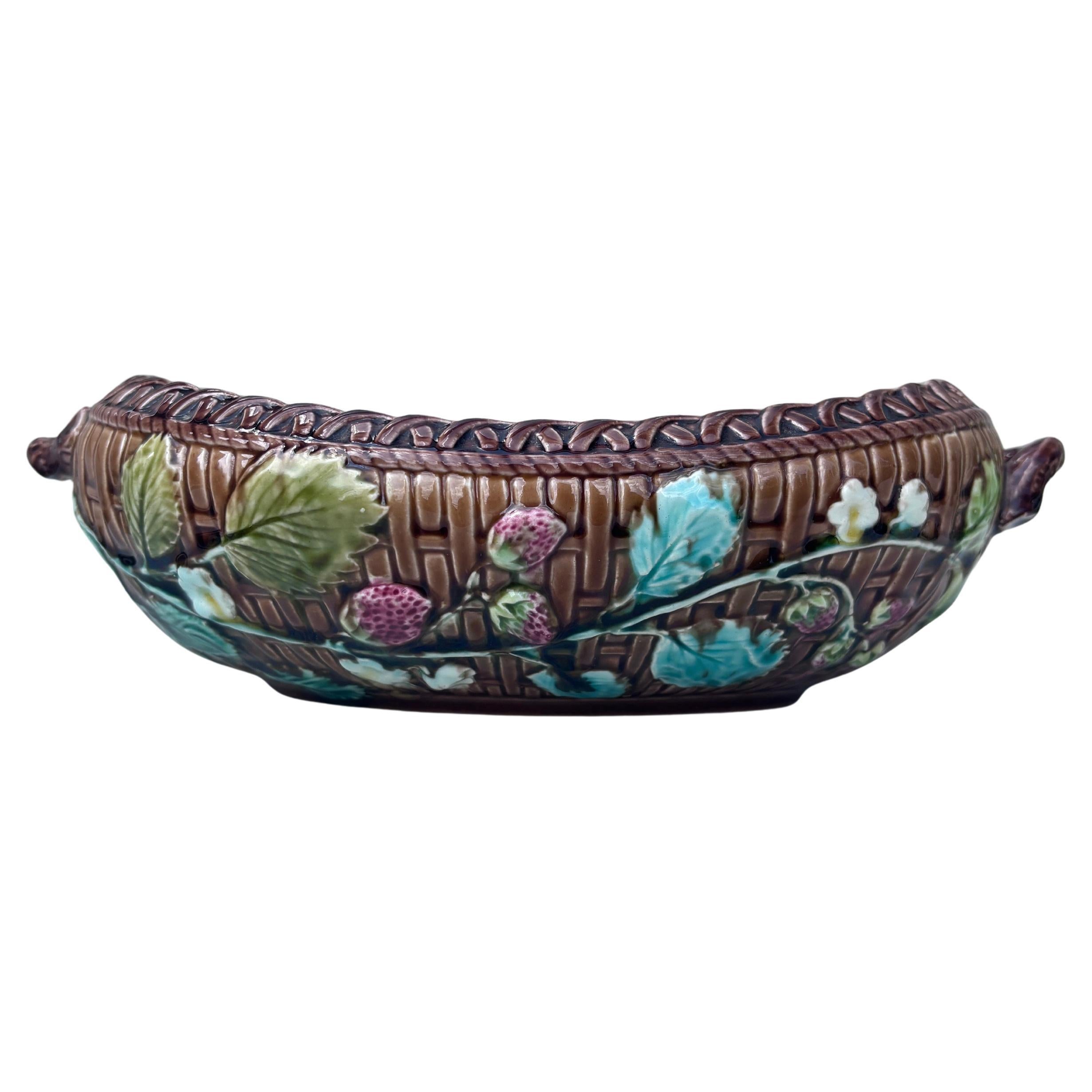 Giardino di fragole in maiolica francese Luneville, 1880 circa In condizioni buone in vendita a Austin, TX
